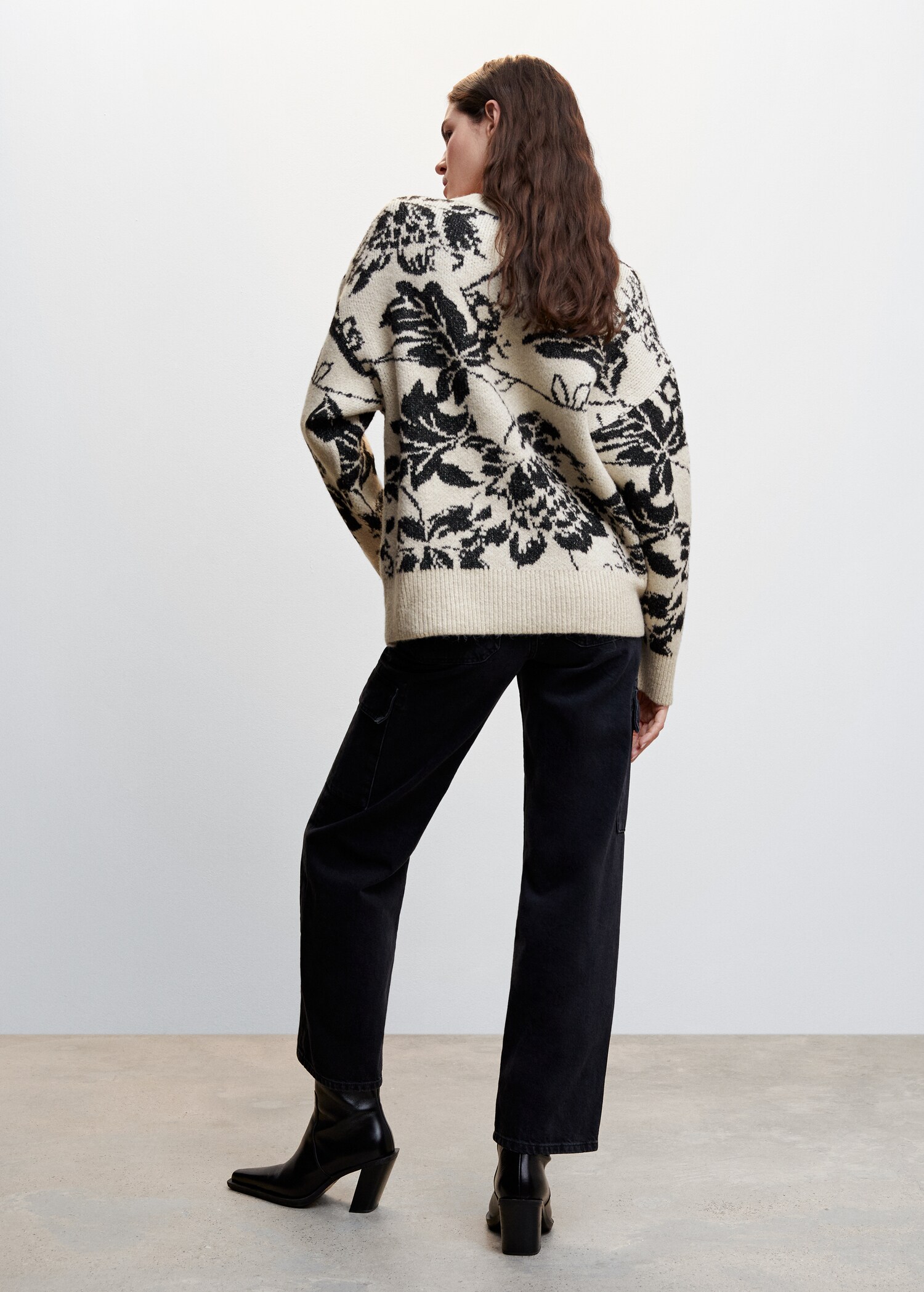 Strickpullover mit Blumenmuster - Rückseite des Artikels