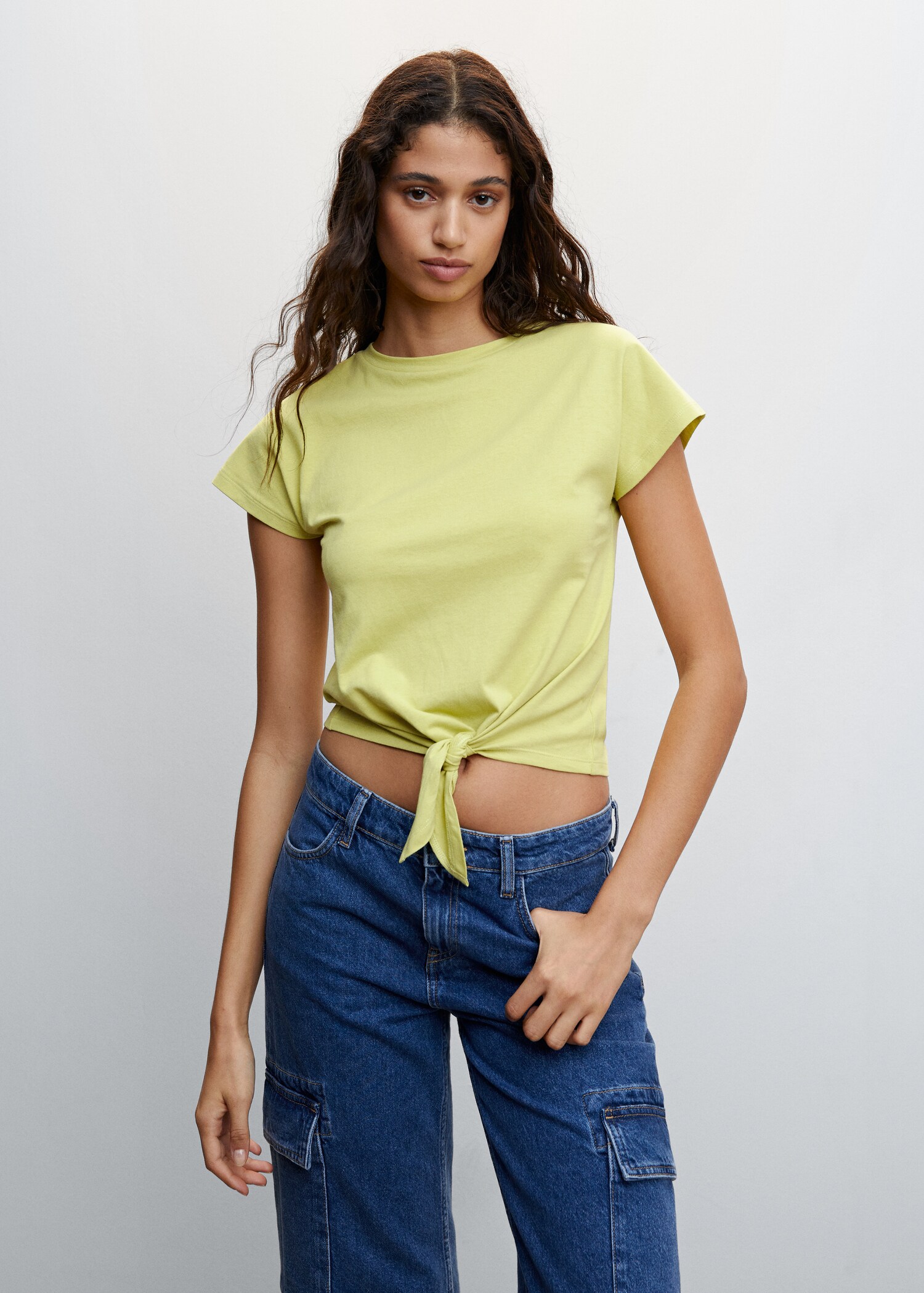 Camiseta detalle nudo - Plano medio