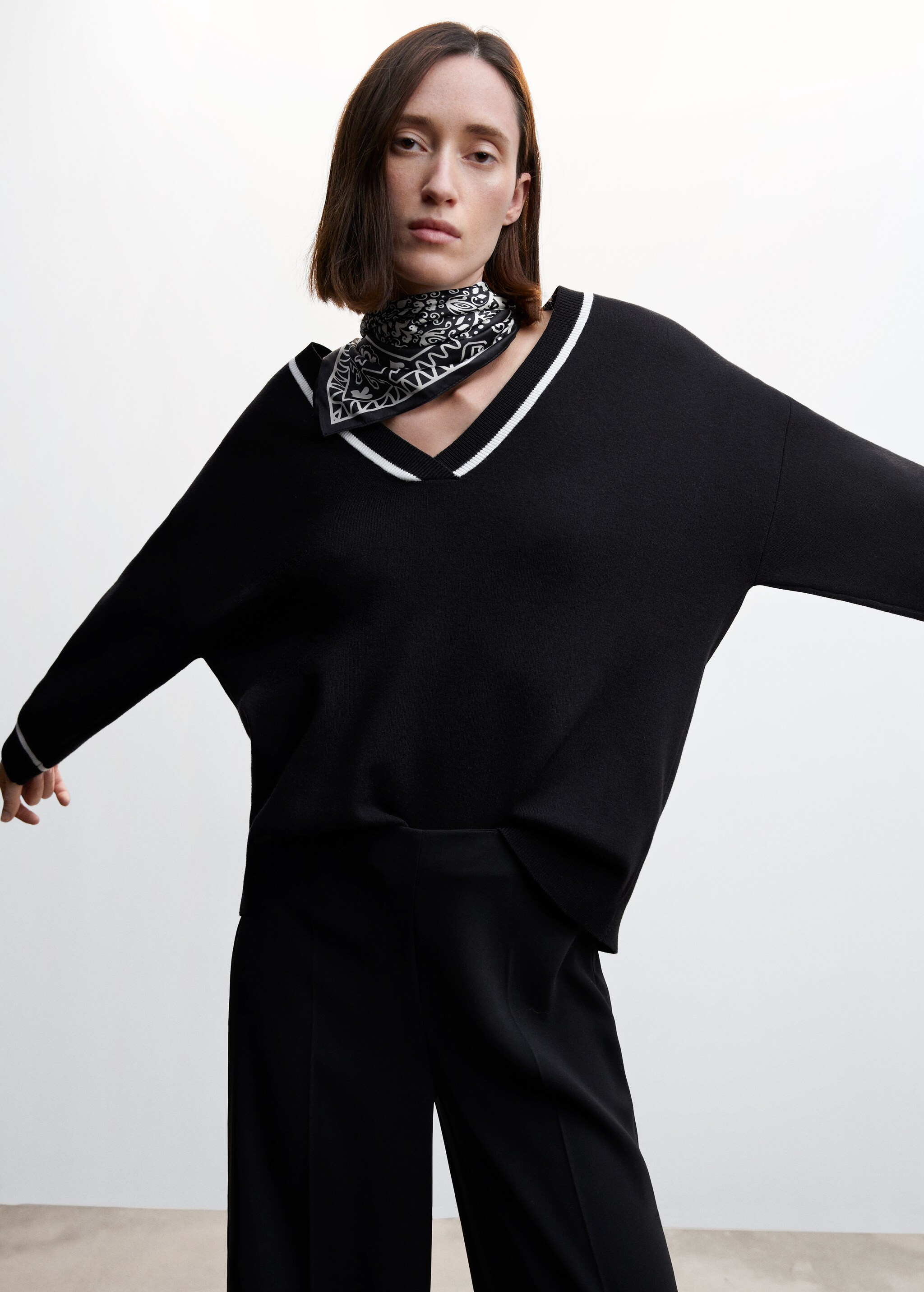 Contrasting V-neck sweater - Medium plane