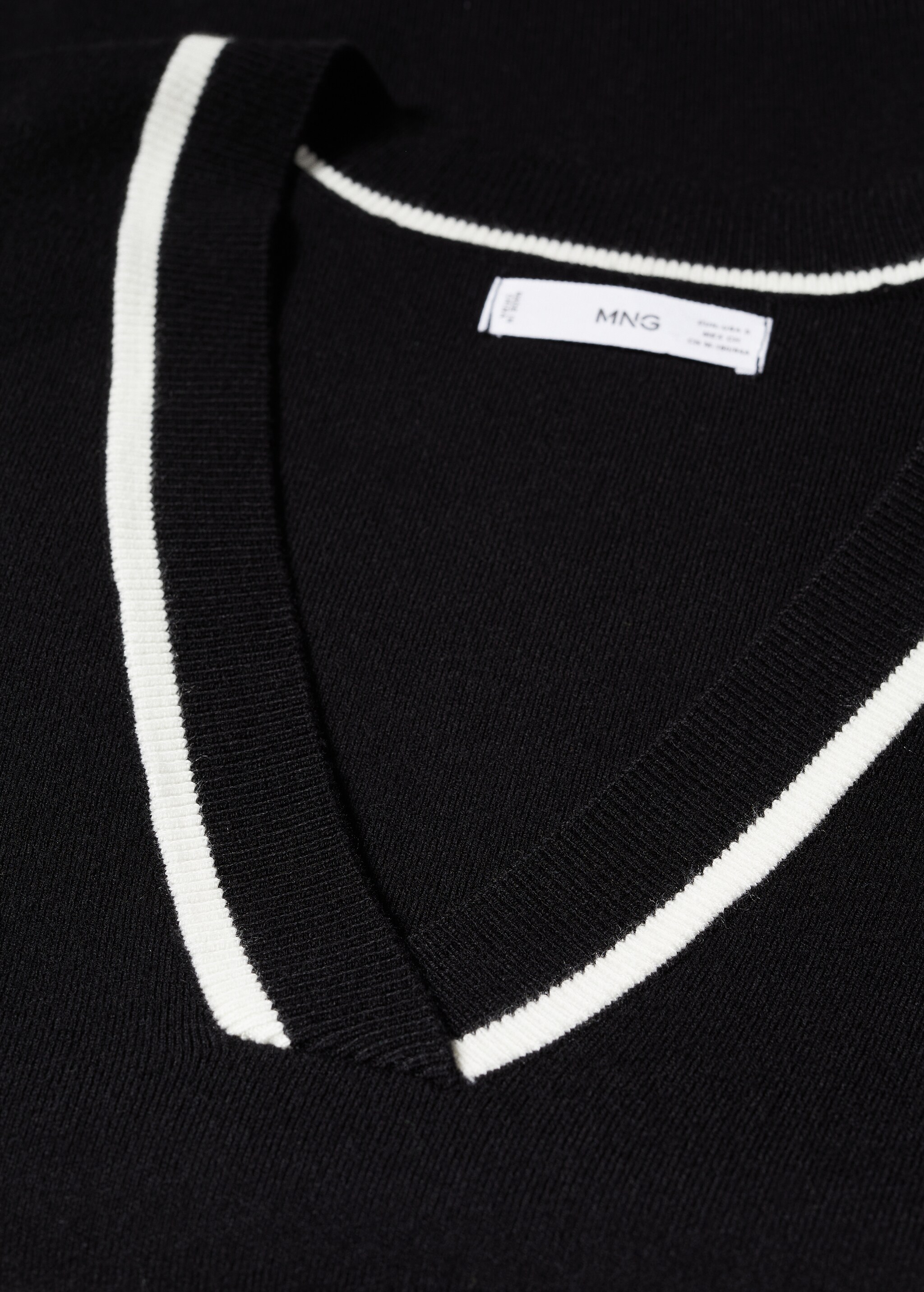 Contrasting V-neck sweater - Details of the article 8
