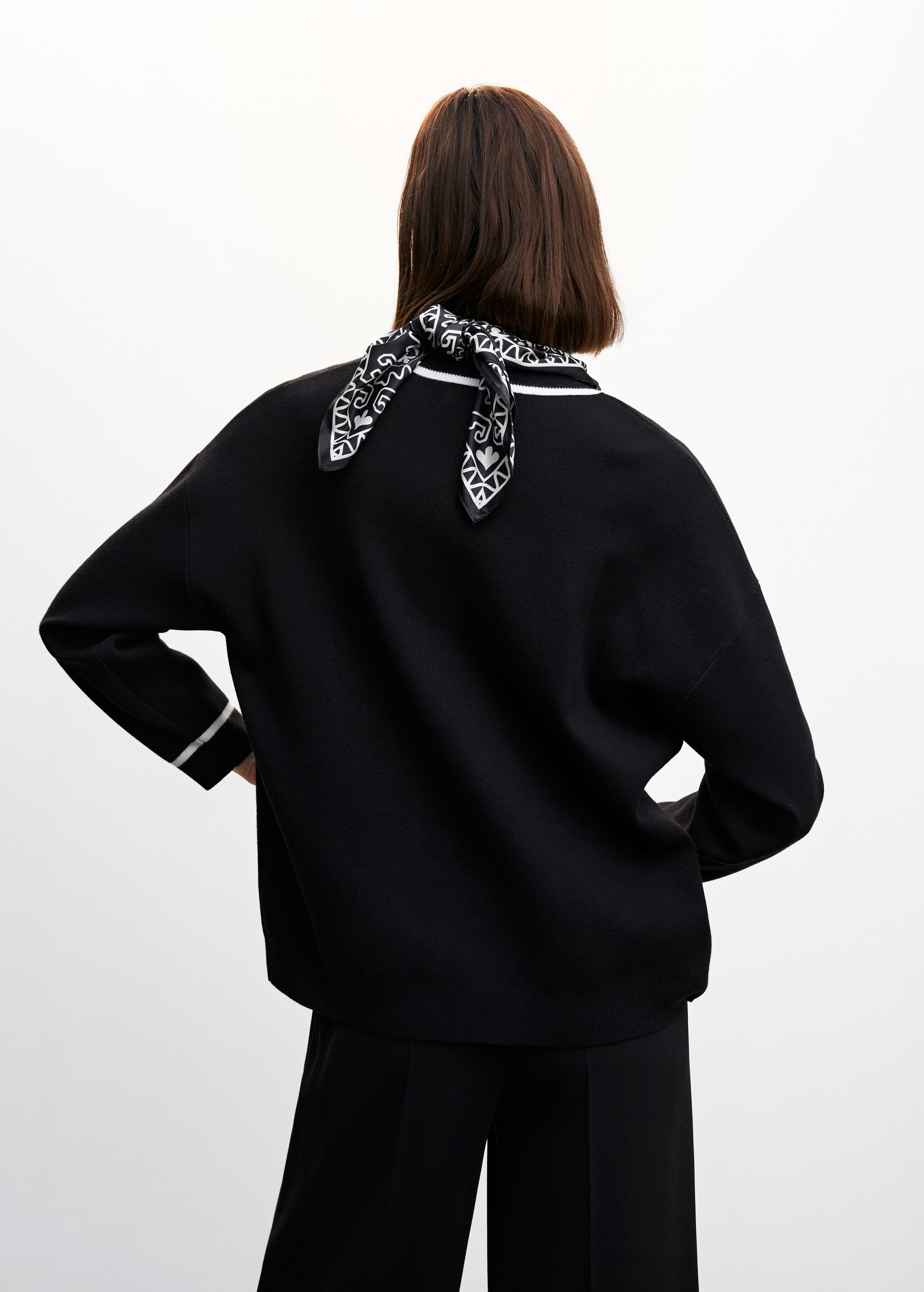 Contrasting V-neck sweater - Spatele articolului