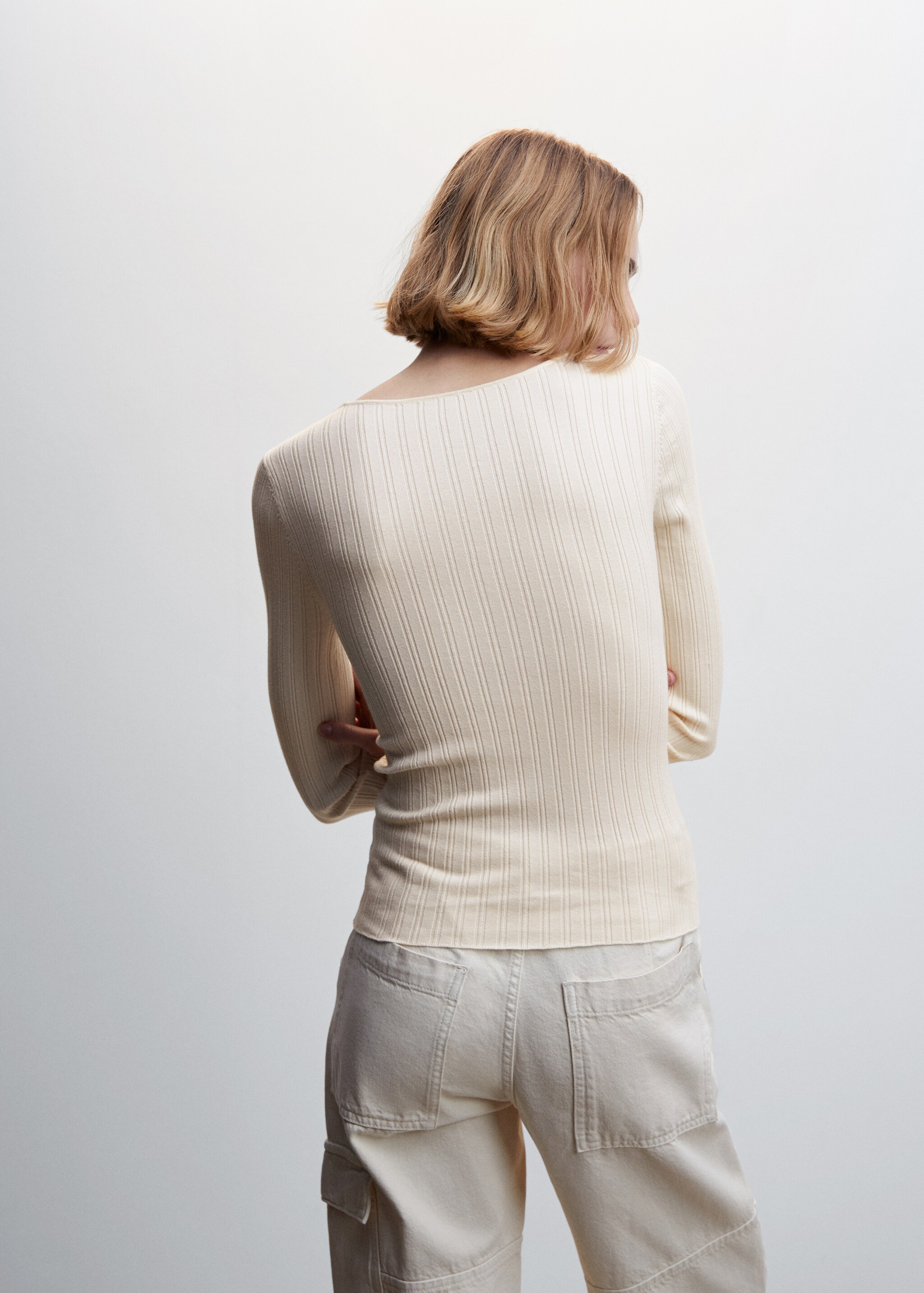 Ribbed sweater with knot - Reverse of the article
