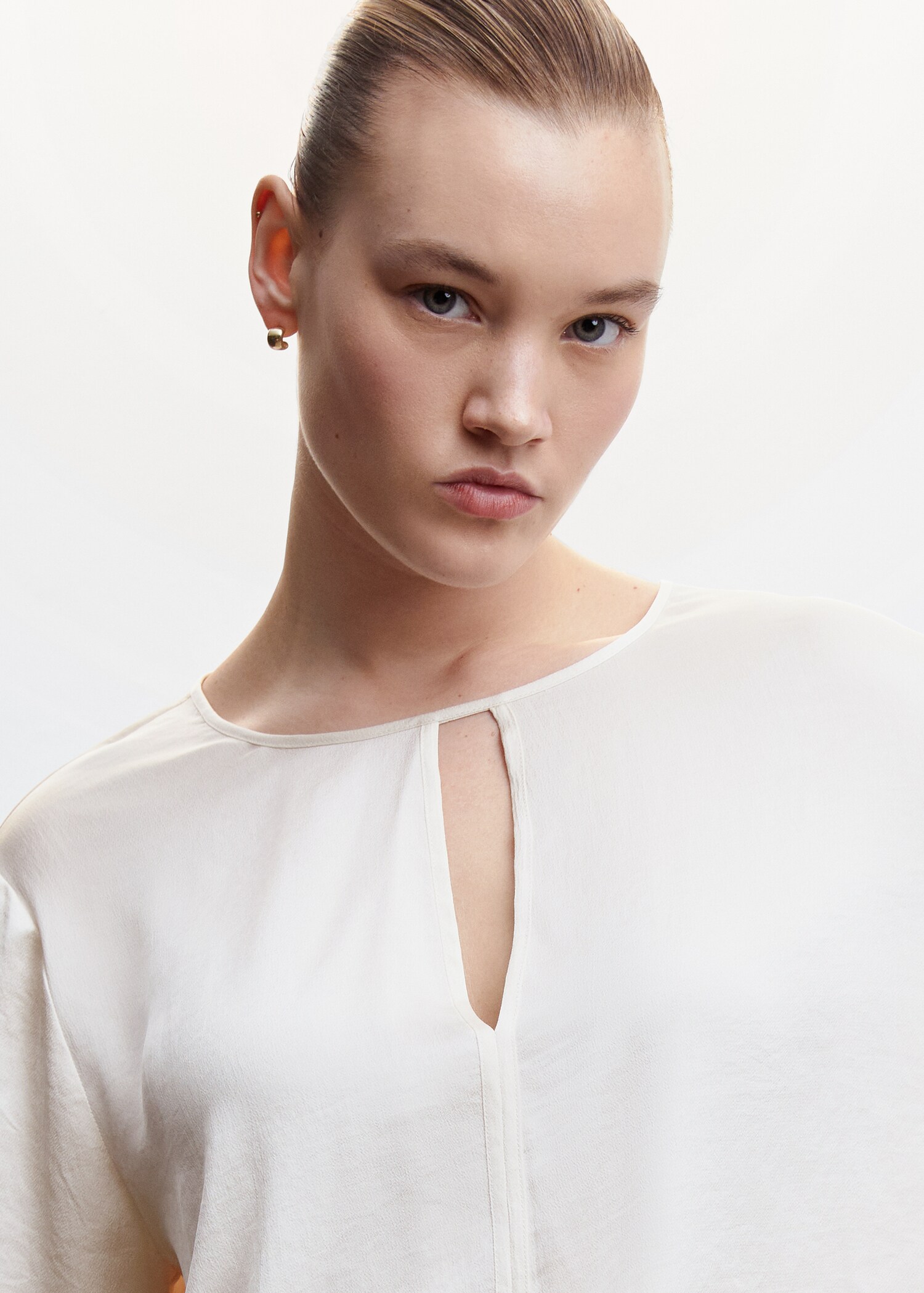 Satin blouse with slit - Details of the article 4