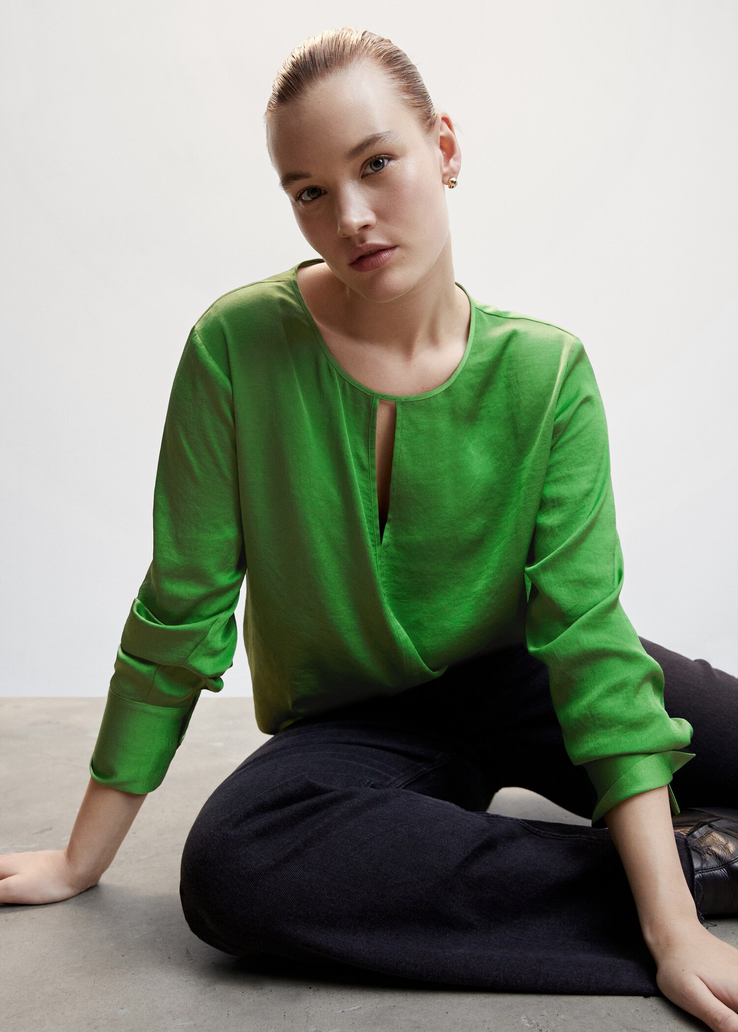 Satin blouse with slit - Details of the article 4
