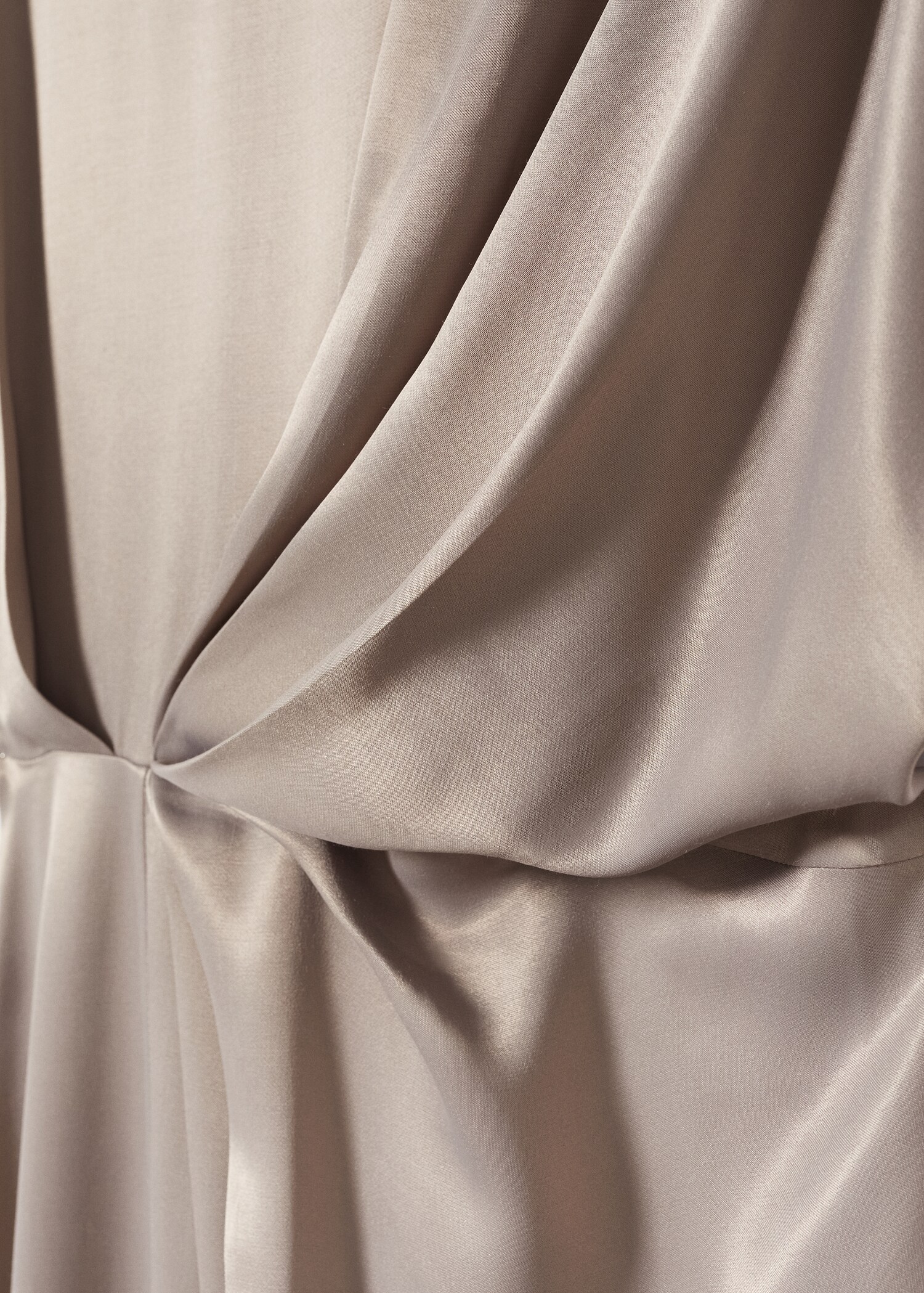 Satiniertes Kleid mit Schlitz - Detail des Artikels 8