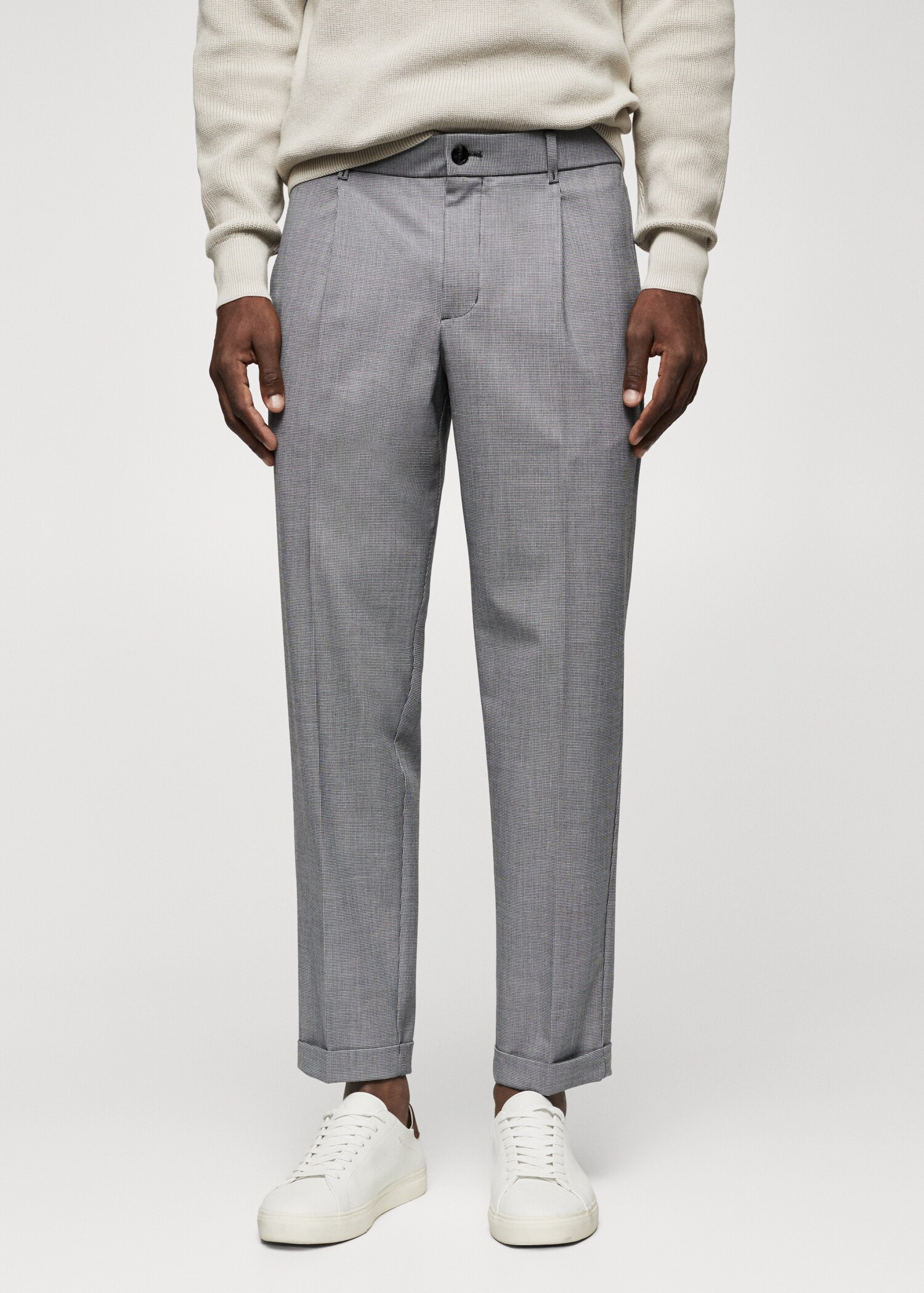 Pantalón slim fit pinzas - Plano medio