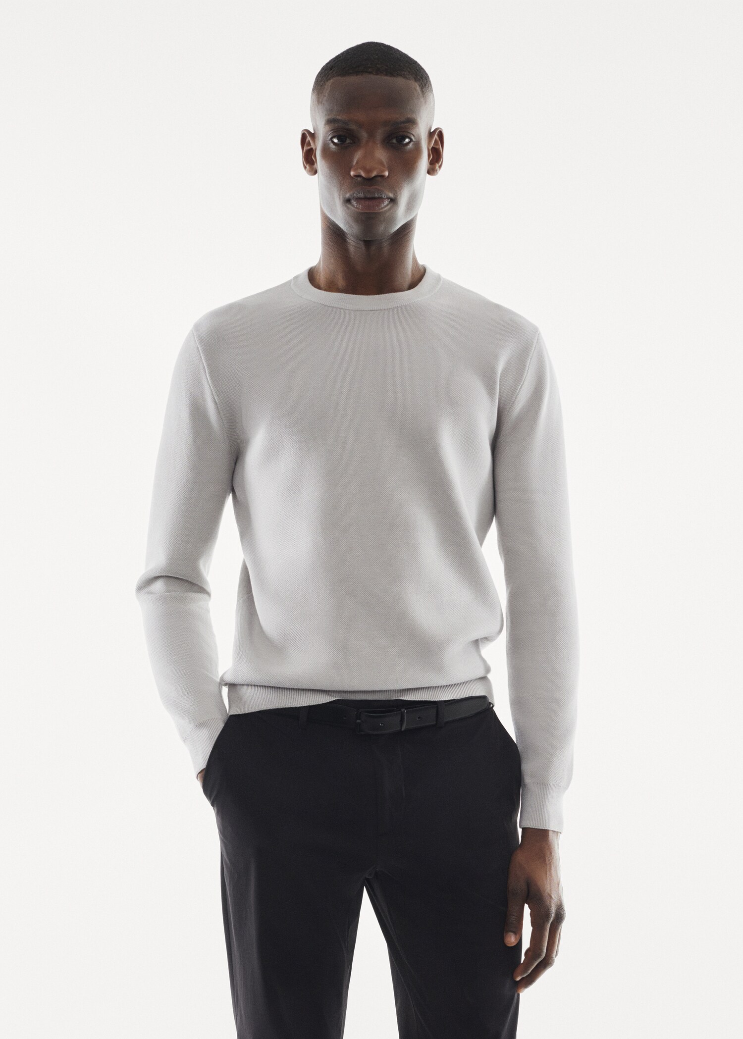 Round-neck breathable sweater - Середній план