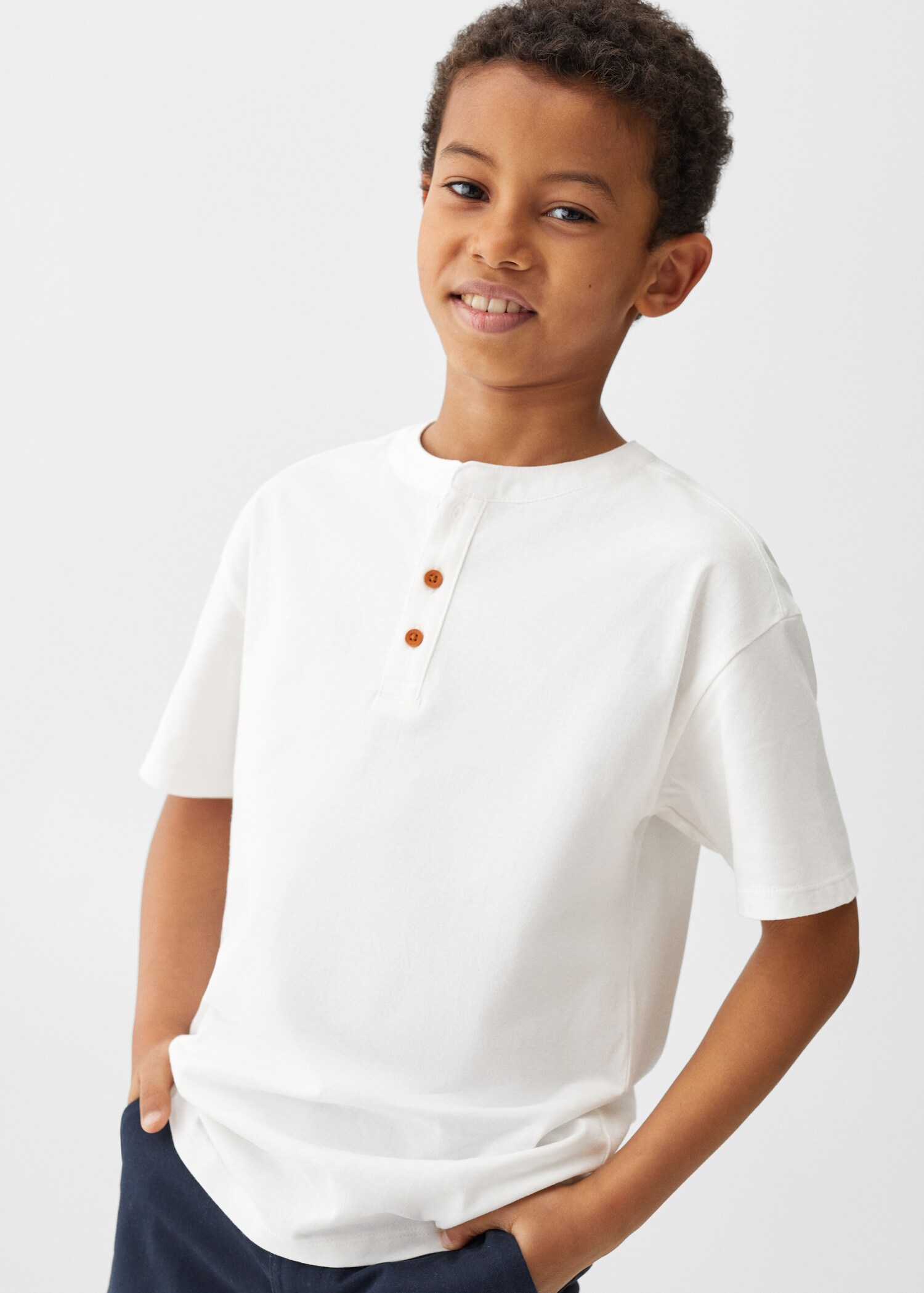 T-shirt col tunisien - Plan moyen