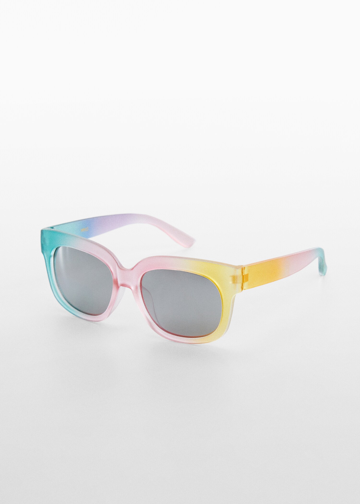 Lunettes de soleil multicolores - Plan moyen
