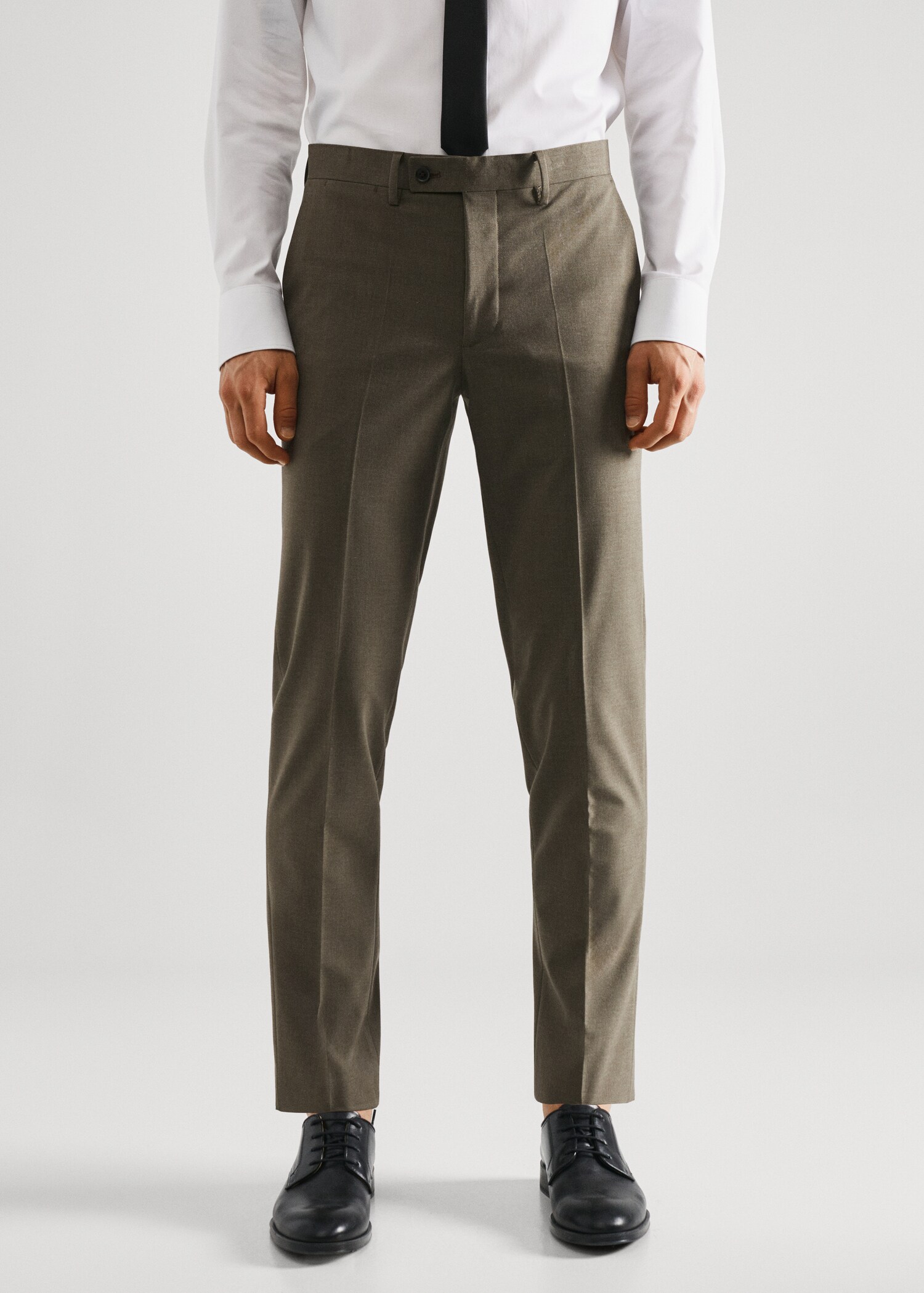 Pantalón traje slim fit - Plano medio