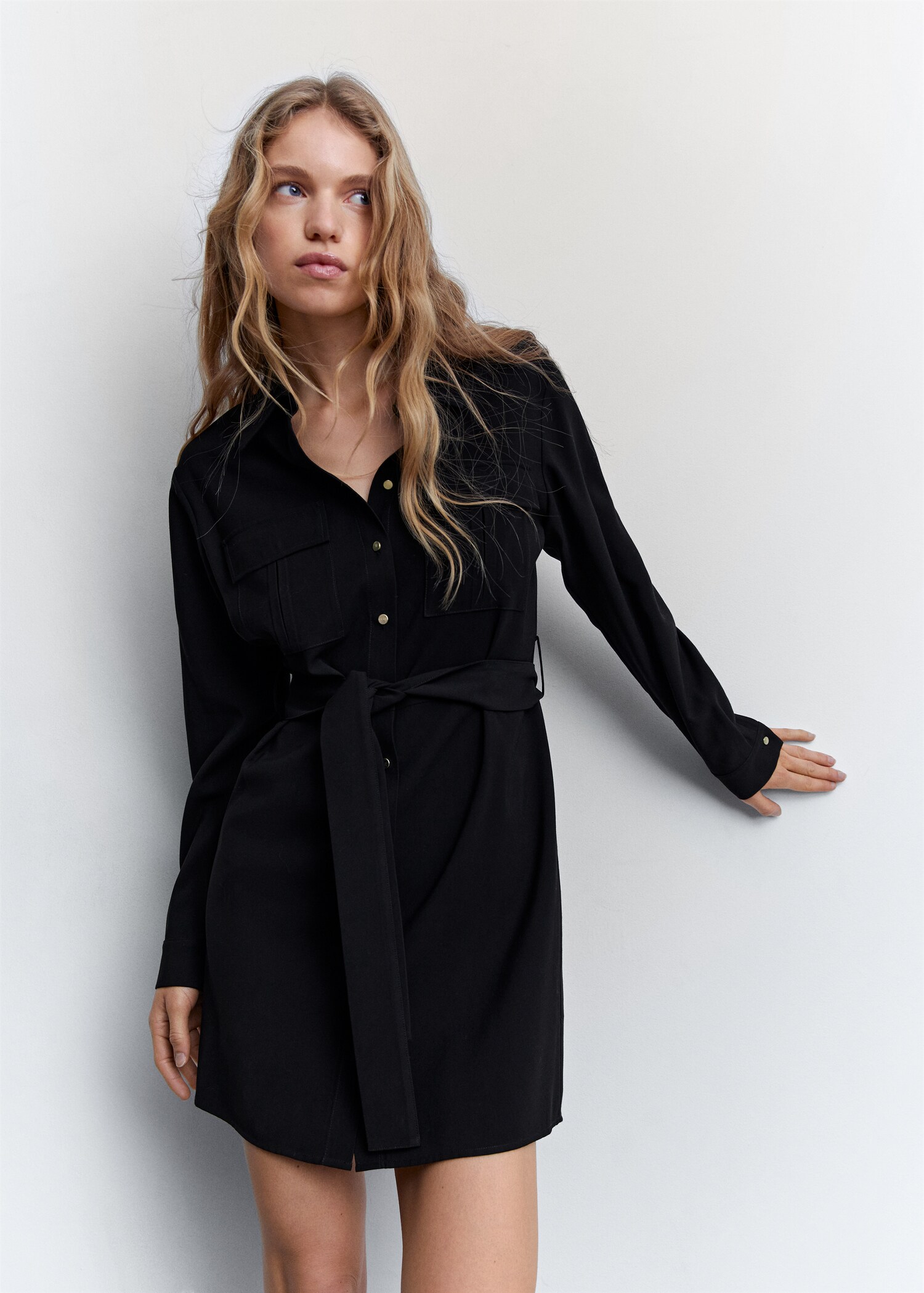 Schwarzes Kleid mit Taschen und Gürtel - Mittlere Ansicht