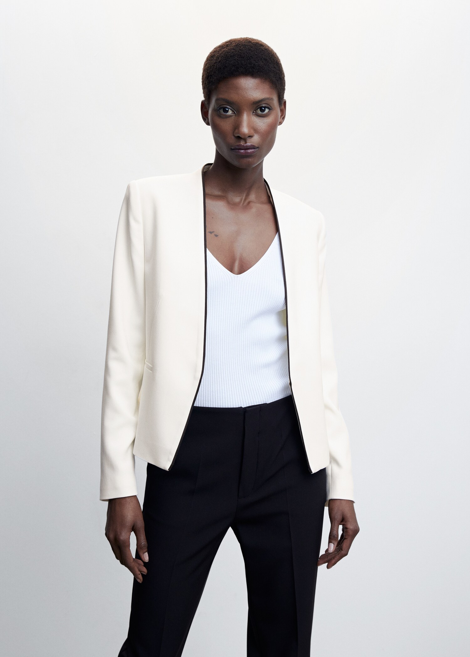 Blazer med kontrastkanter - Halvtotal bildeutsnitt