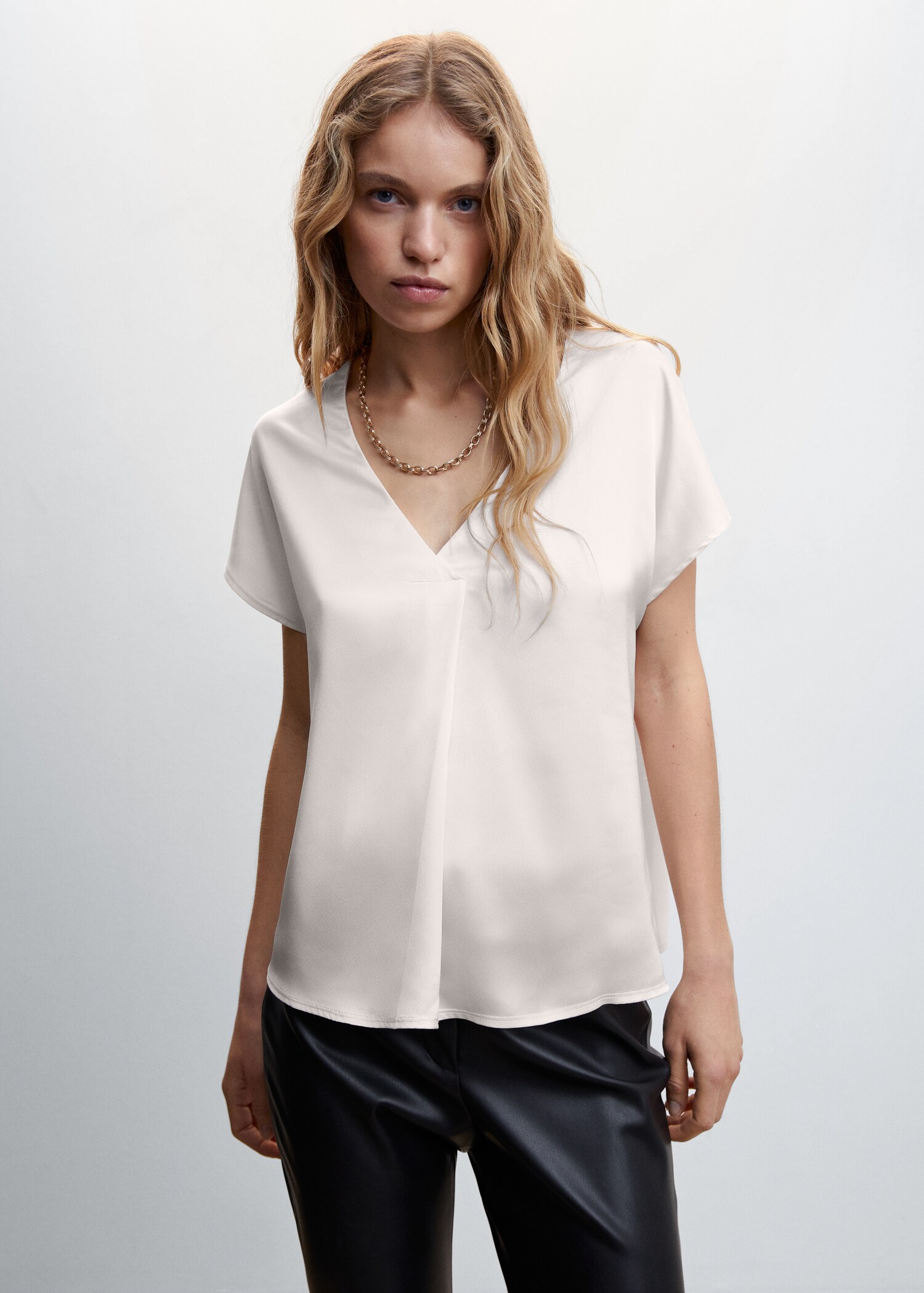 T-shirt satiné col en V - Plan moyen