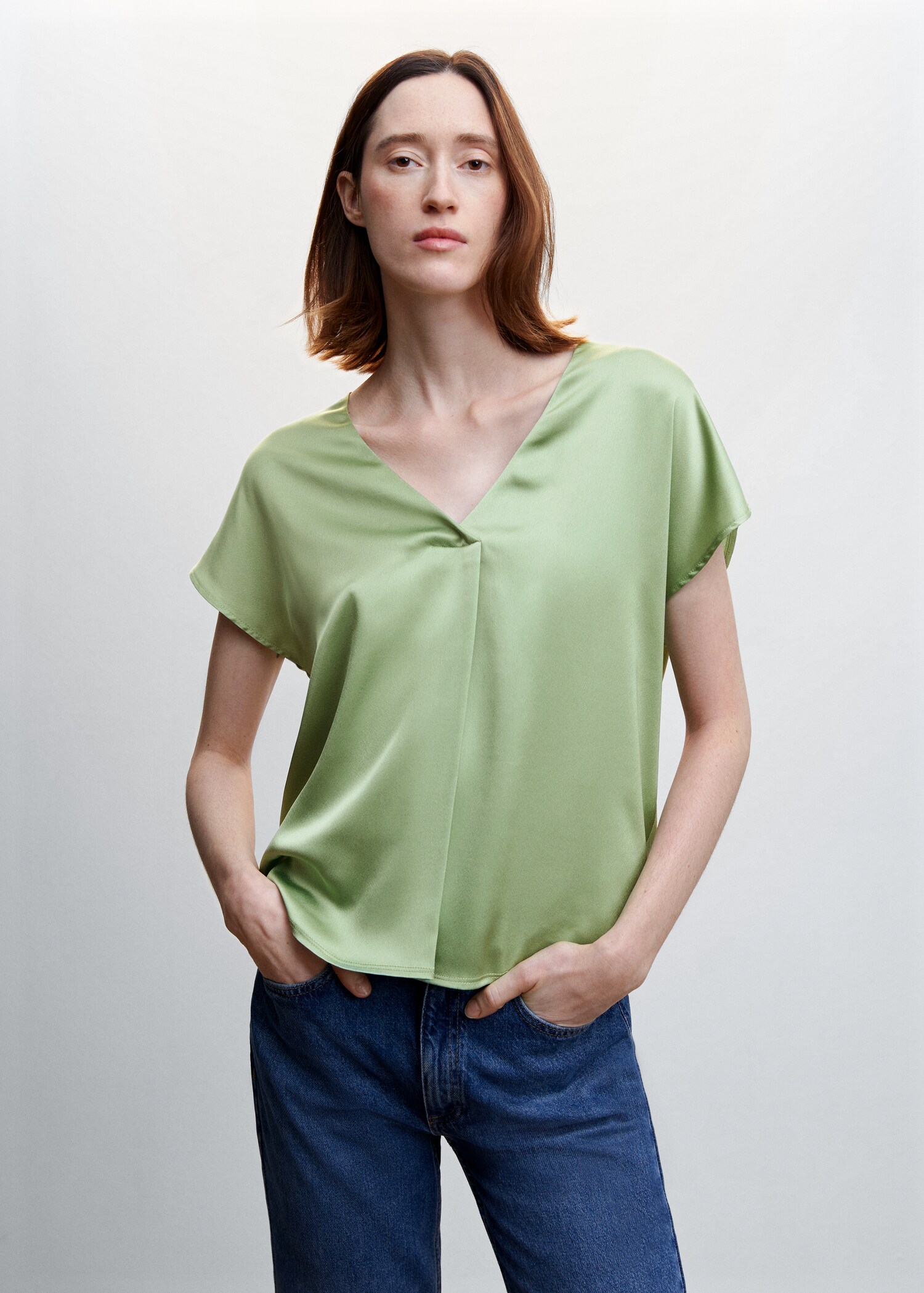 T-shirt satiné col en V - Plan moyen