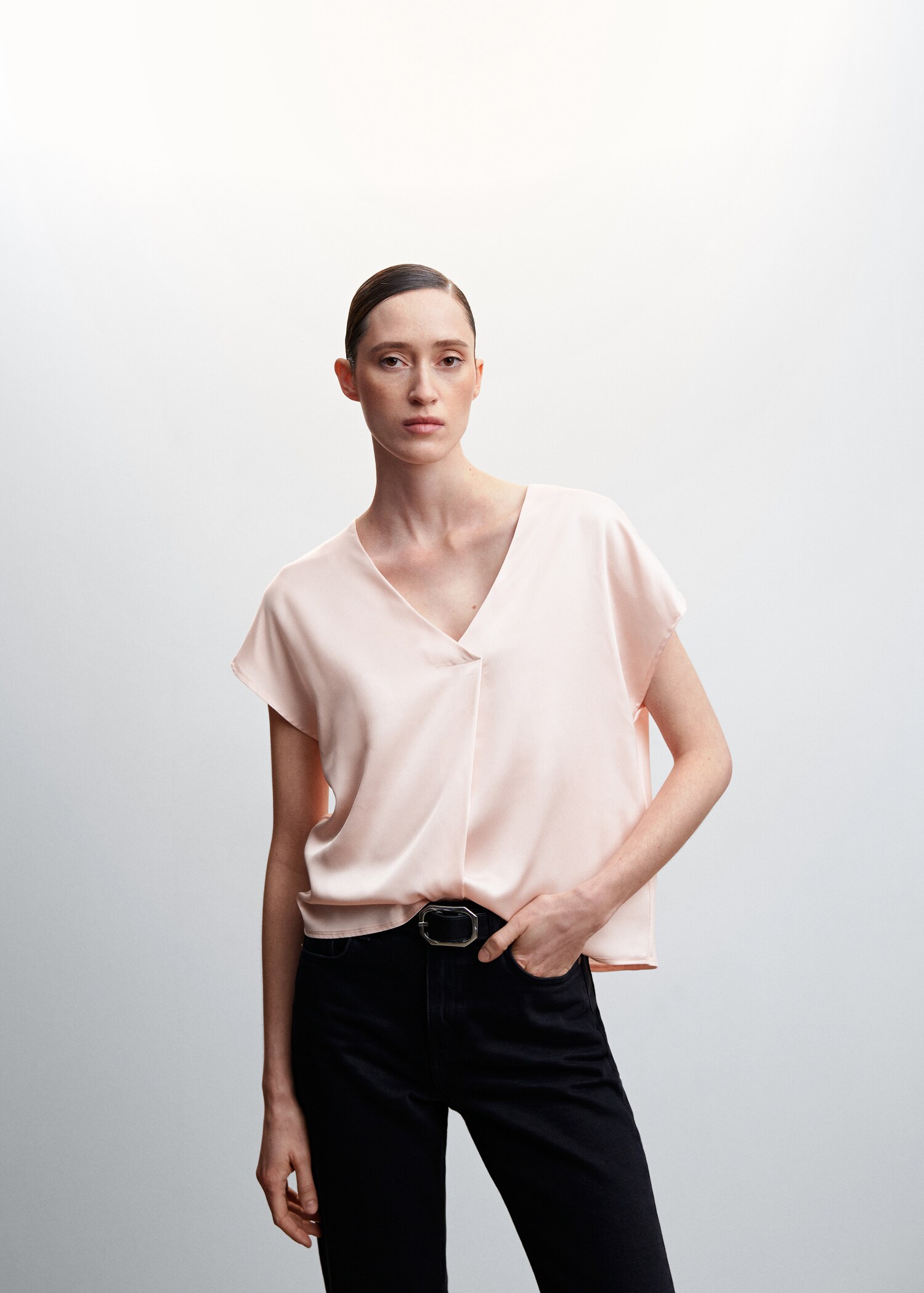 T-shirt satiné col en V - Plan moyen