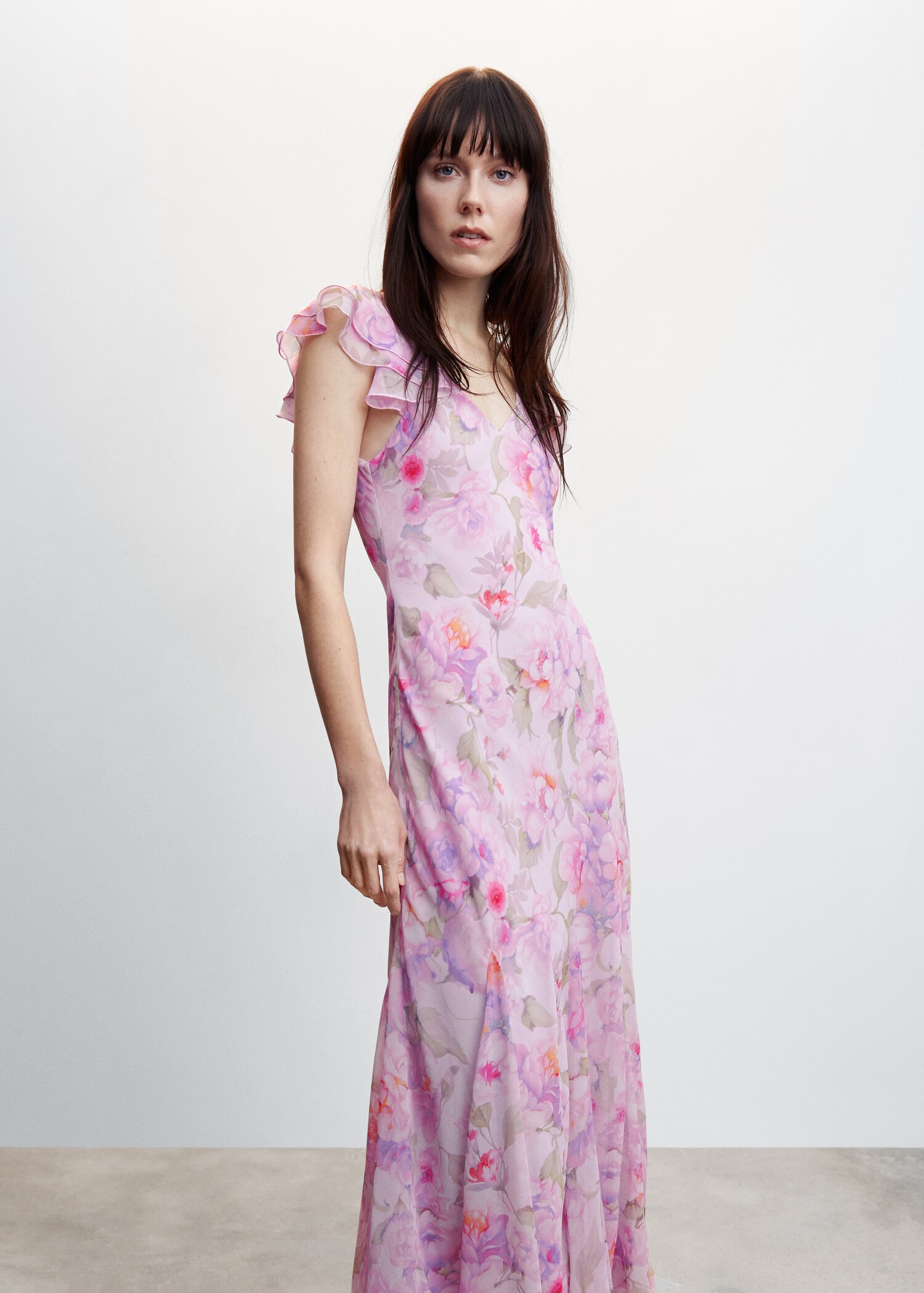 Robe à fleurs volantée - Plan moyen