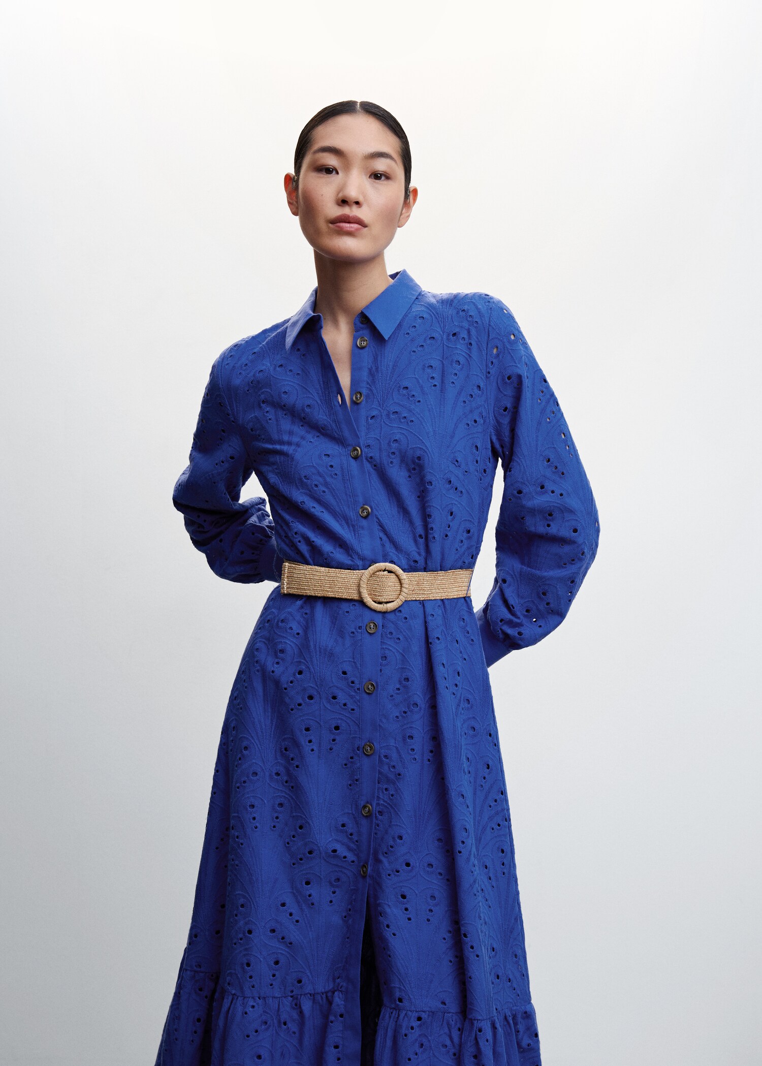 Robe chemise détails ajourés - Plan moyen
