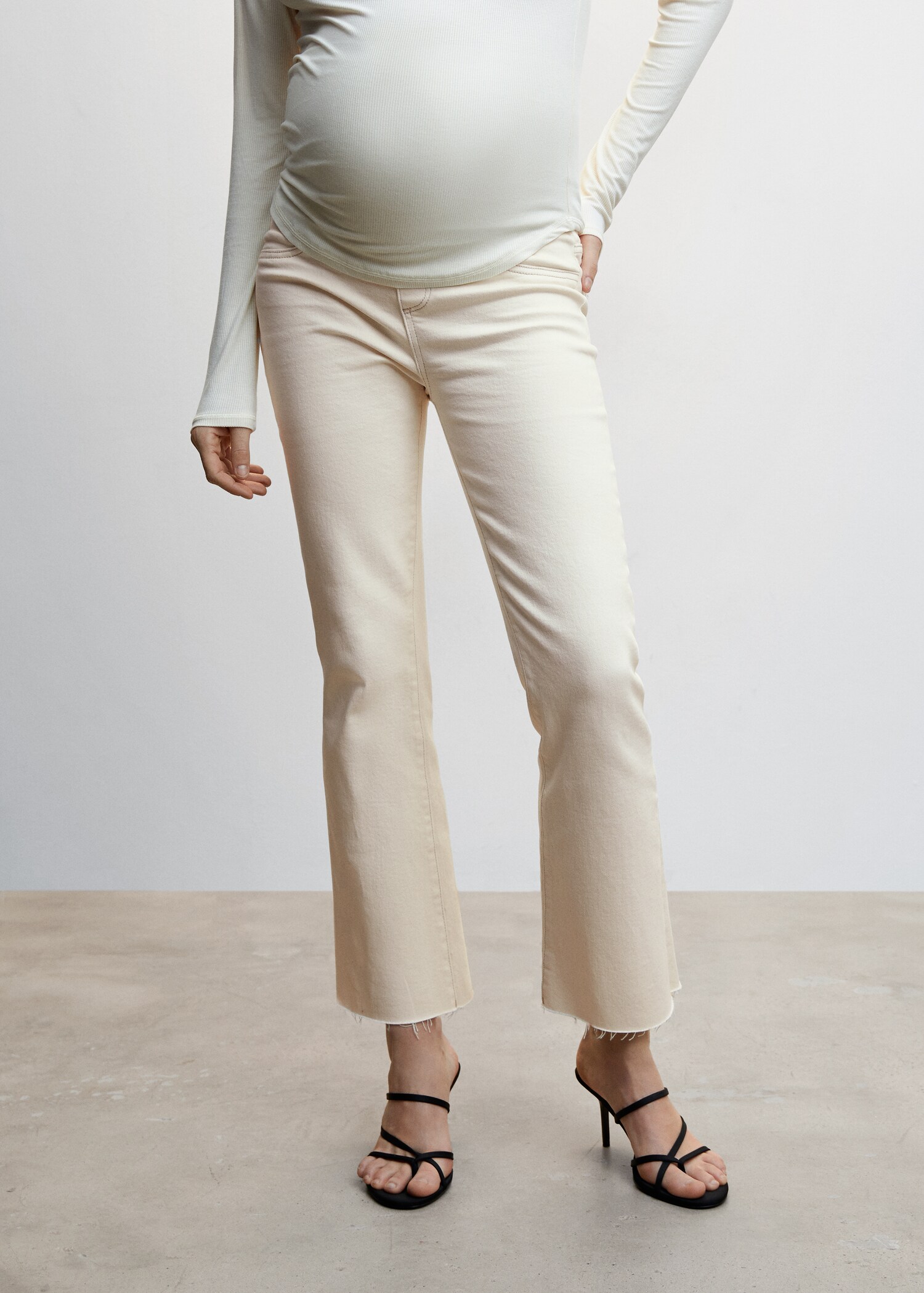 Blugi flare cropped pentru gravide - Plan mediu