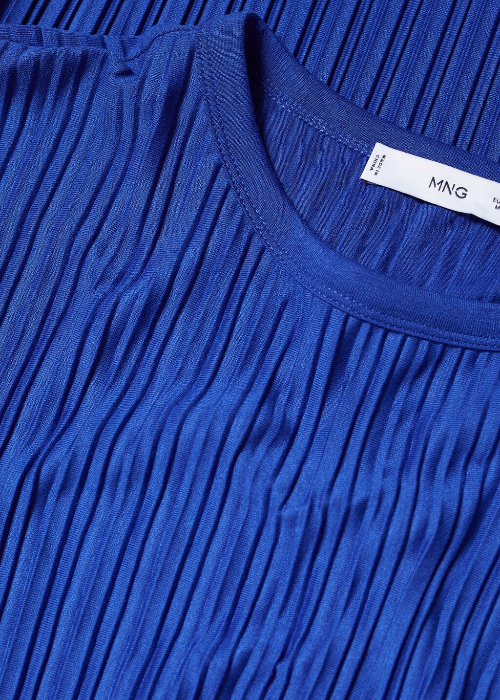 Short-sleeved pleated t-shirt