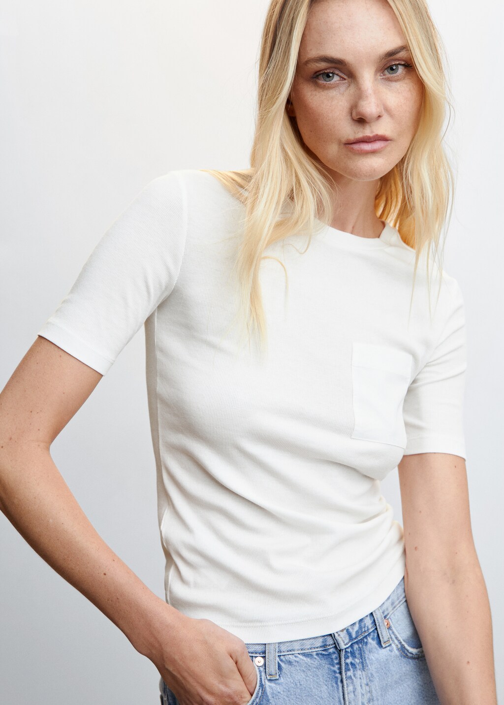 Round-neck t-shirt with pocket