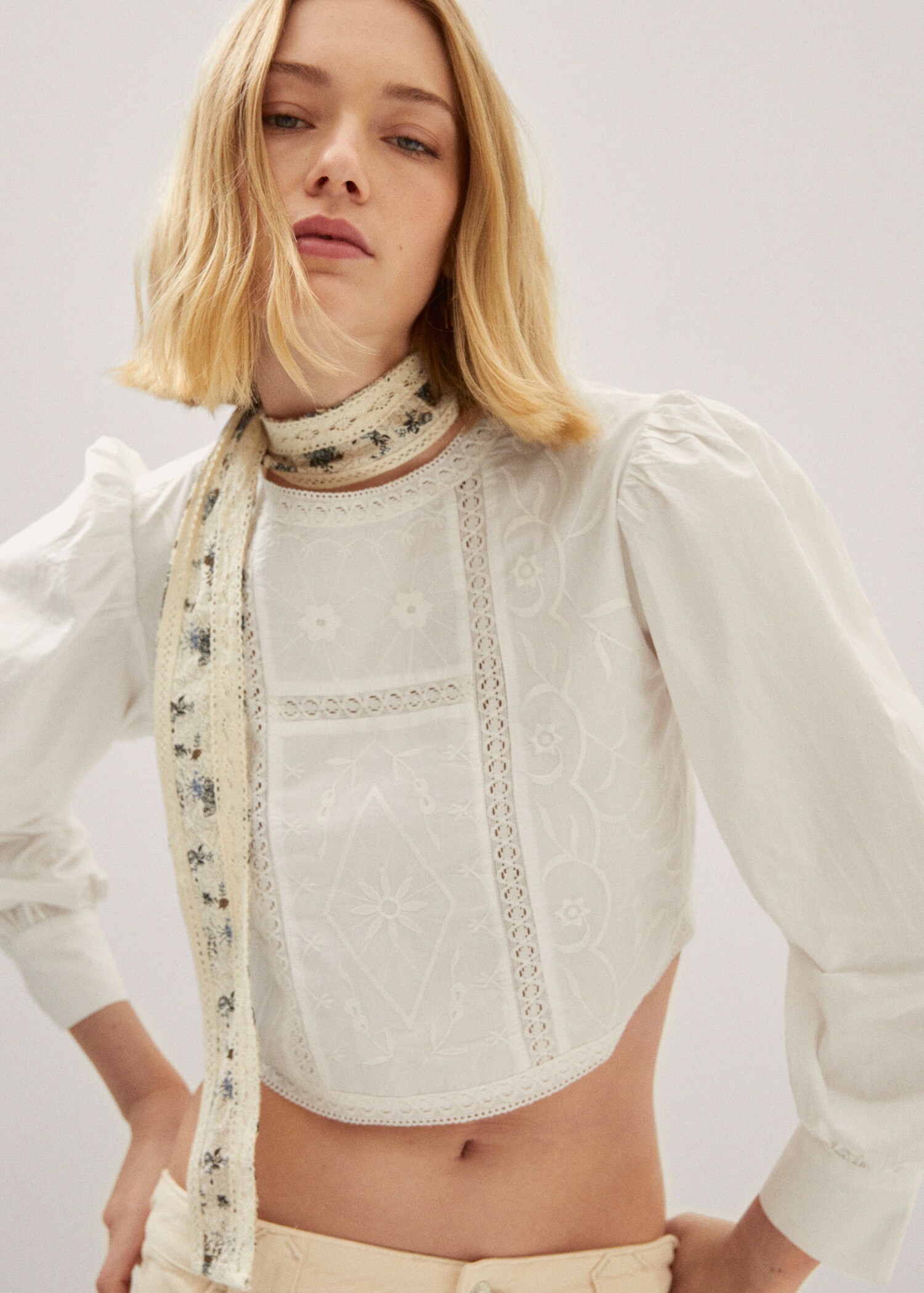 Embroidered puff sleeve blouse - Reverse of the article