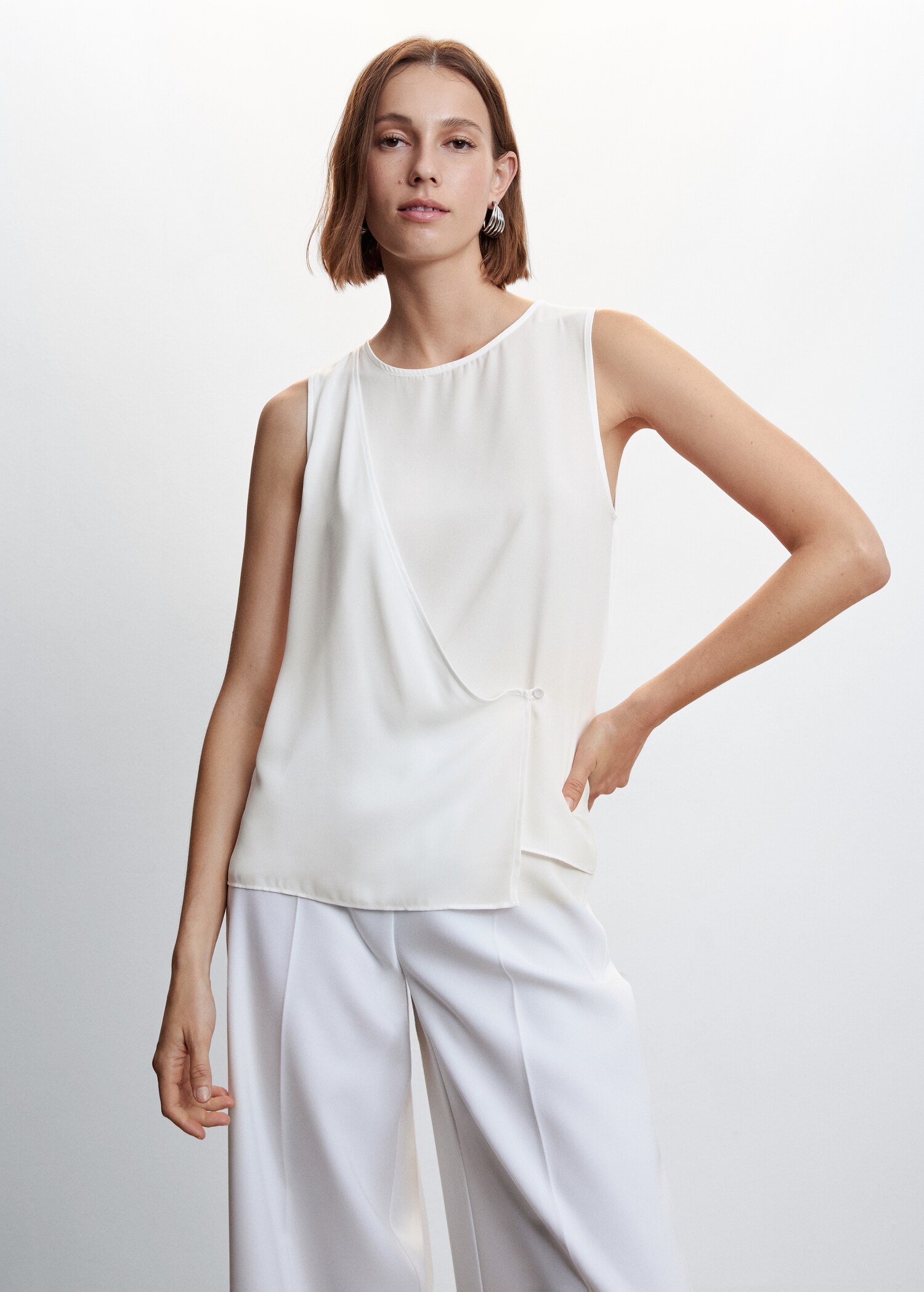 Blusa cruzada botón - Plano medio