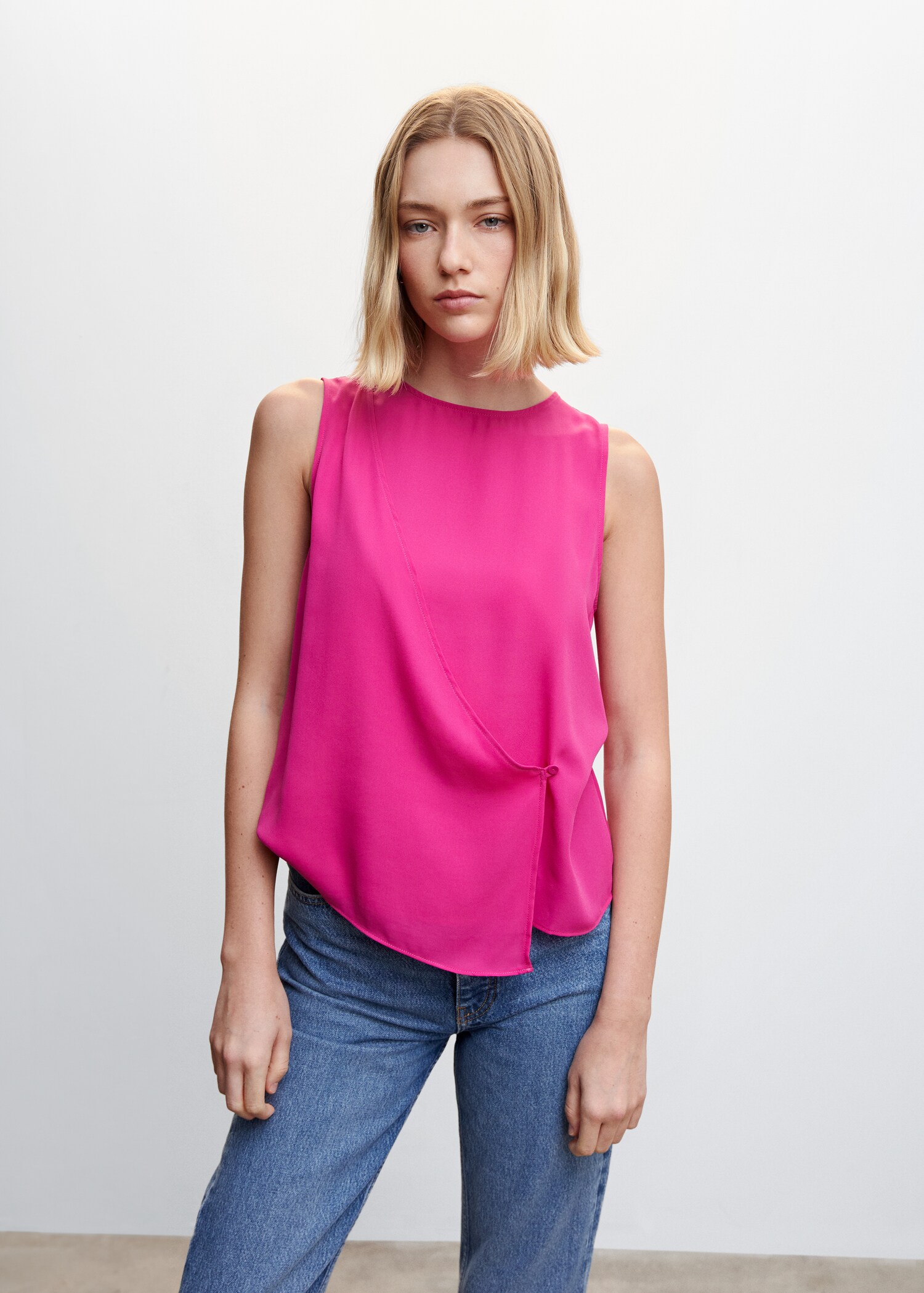 Blusa cruzada botón - Plano medio