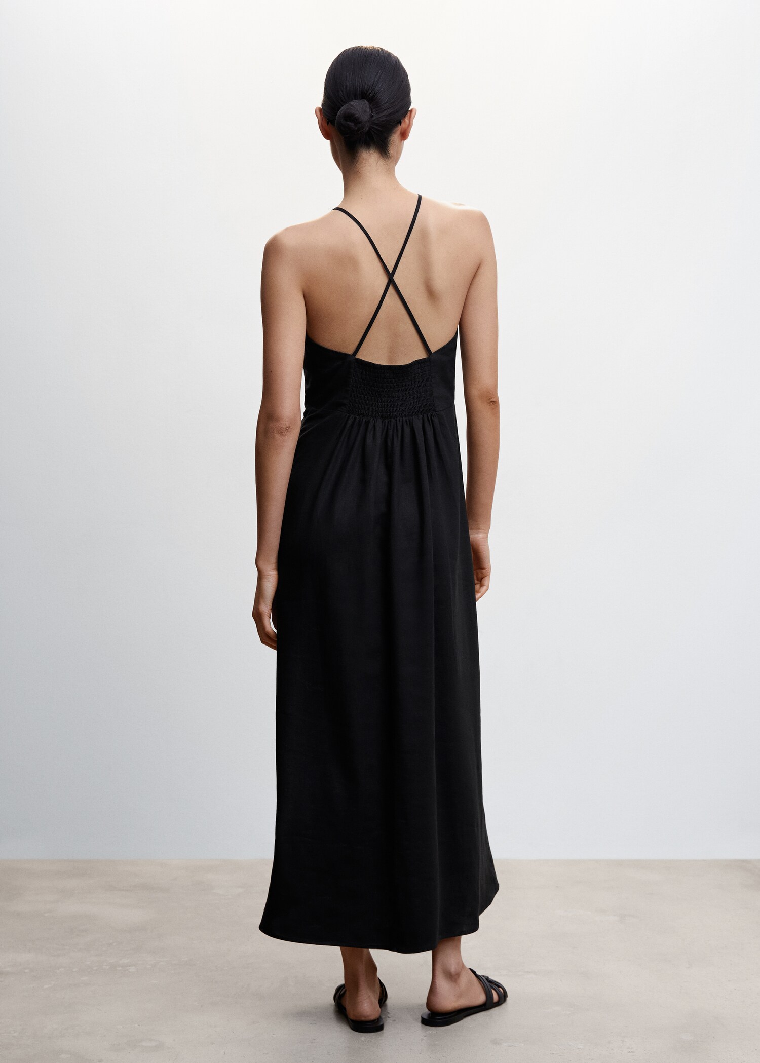Linen cross-back dress - Reverse of the article