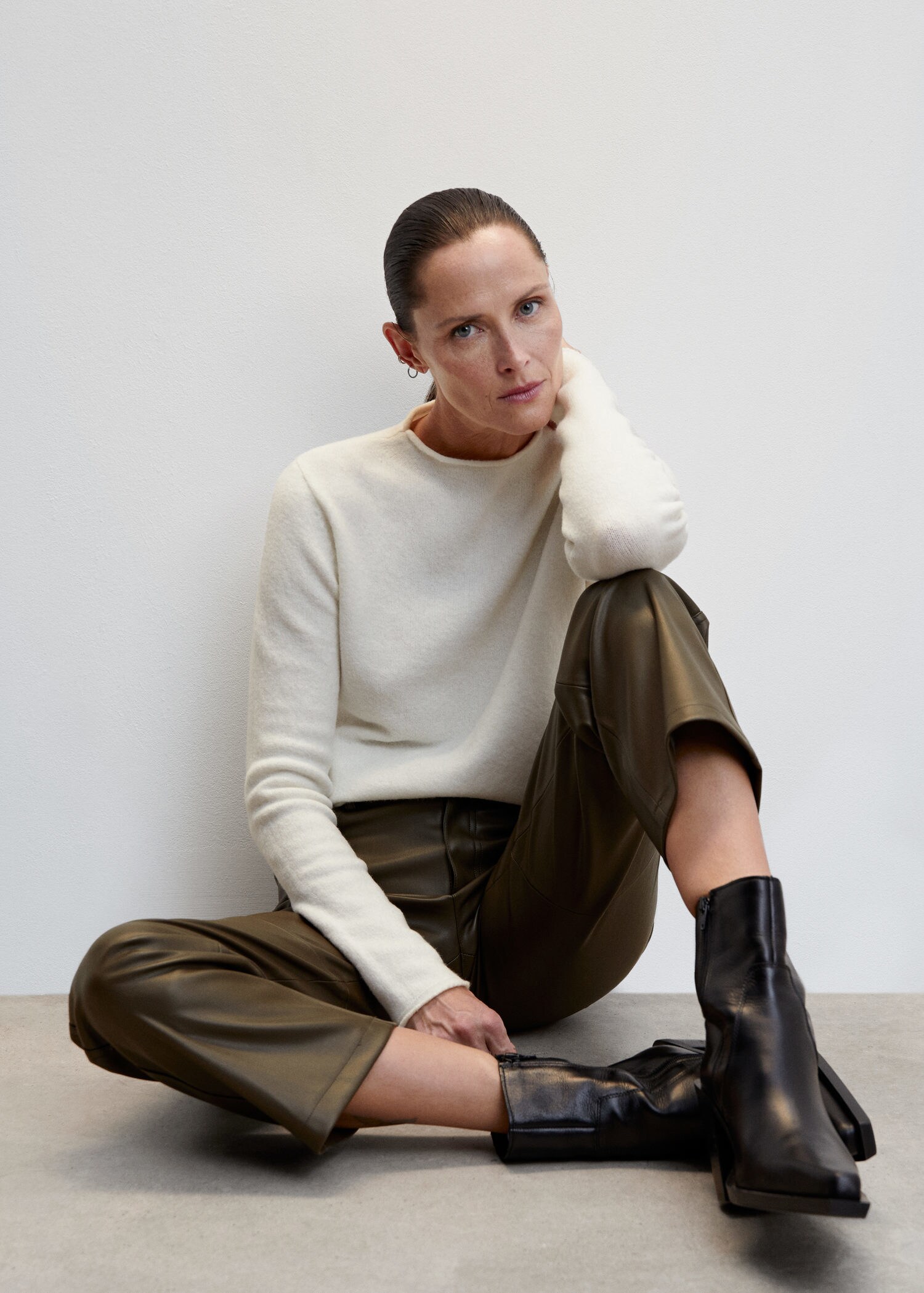 Leather-effect straight trousers - Details of the article 2