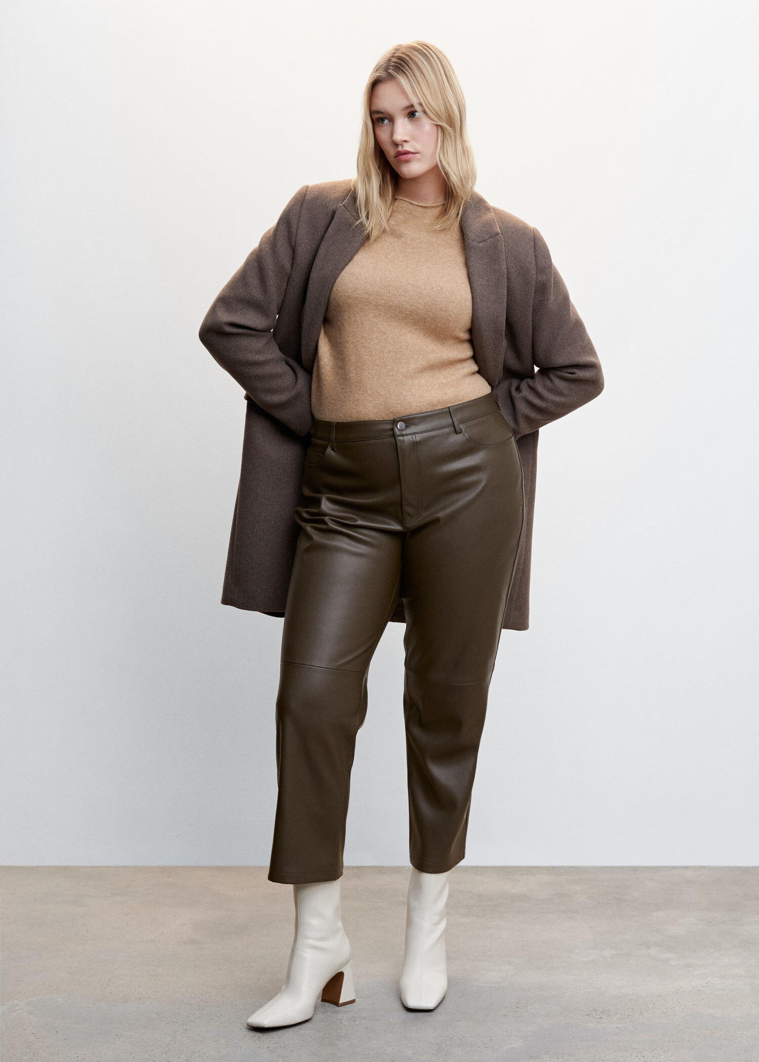 Leather-effect straight trousers - Details of the article 3