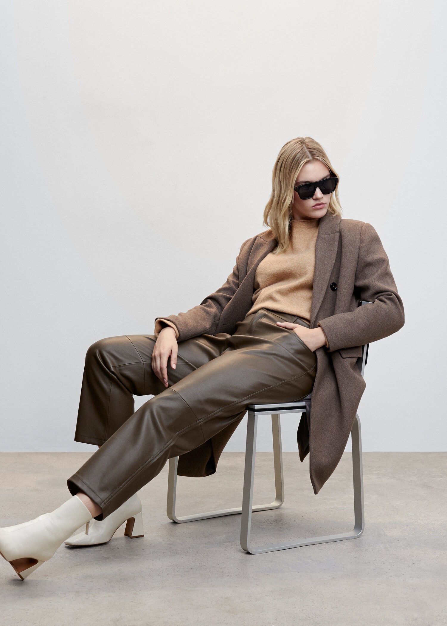 Leather-effect straight trousers - Details of the article 4