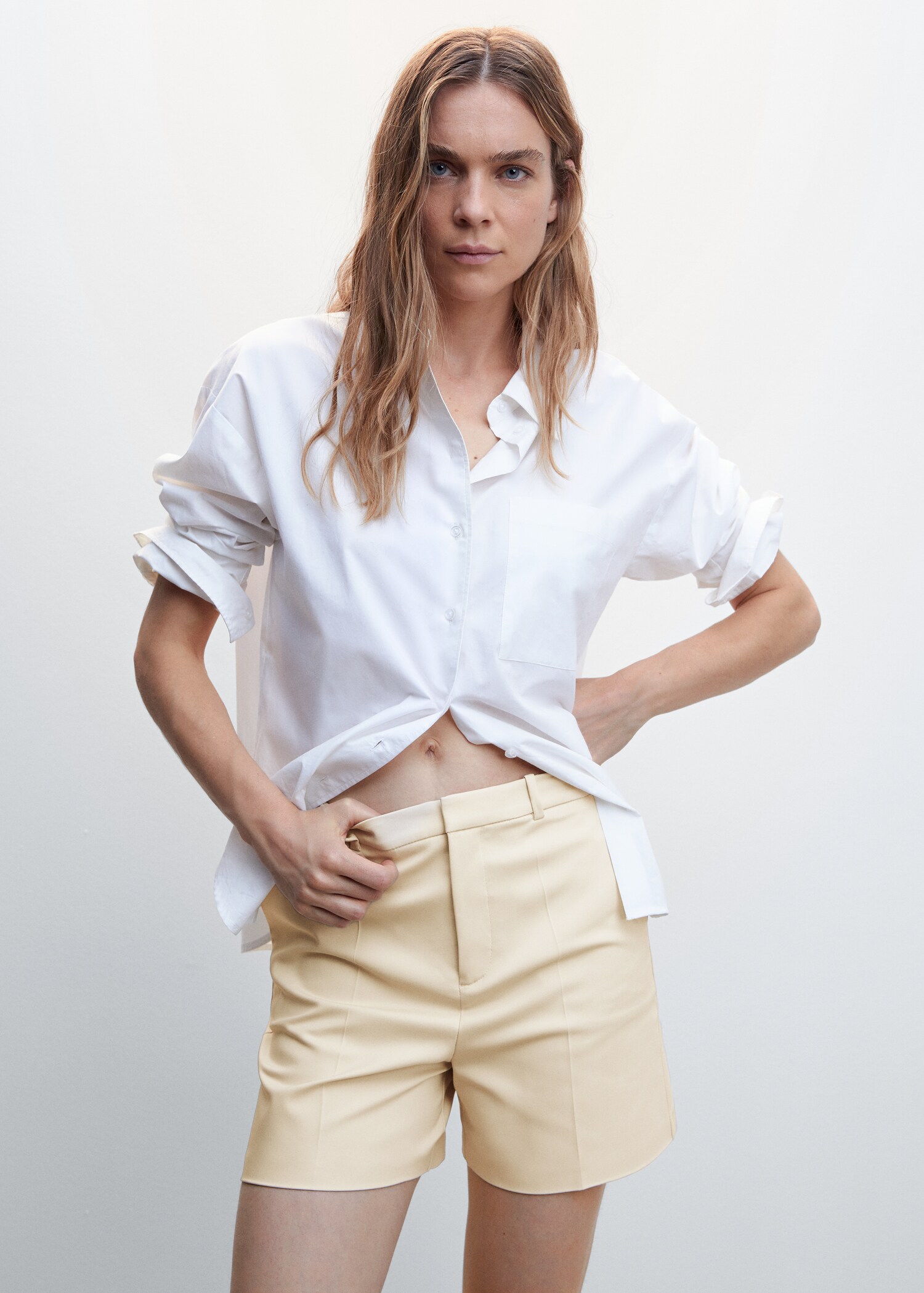 Shorts rectos tiro alto - Plano medio