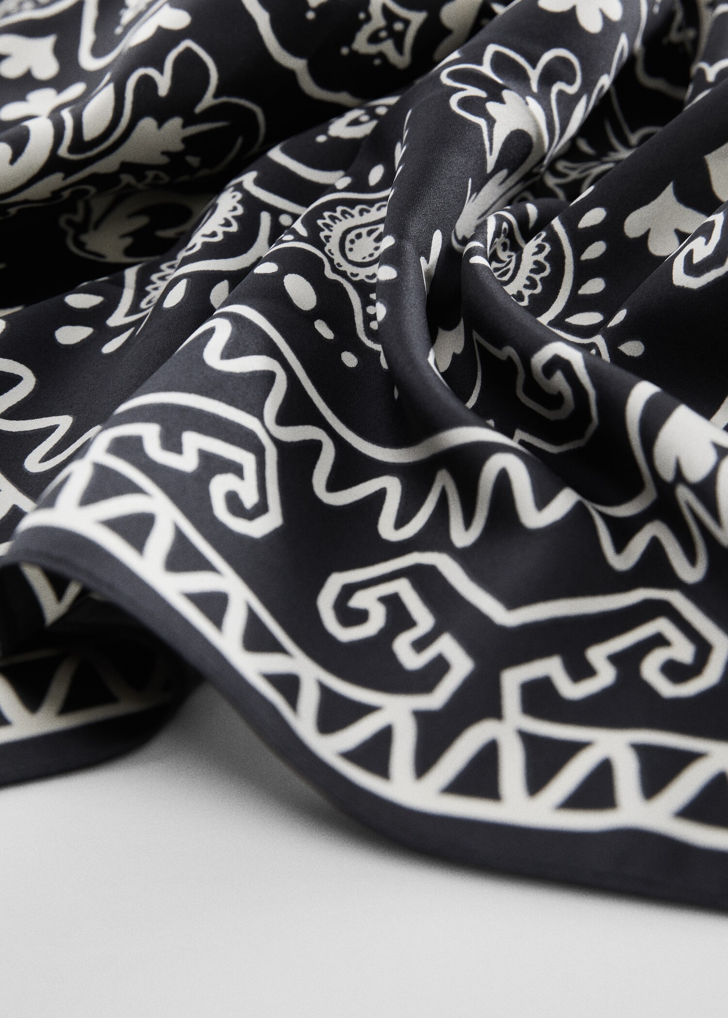 Geometric printed foulard - Details of the article 2