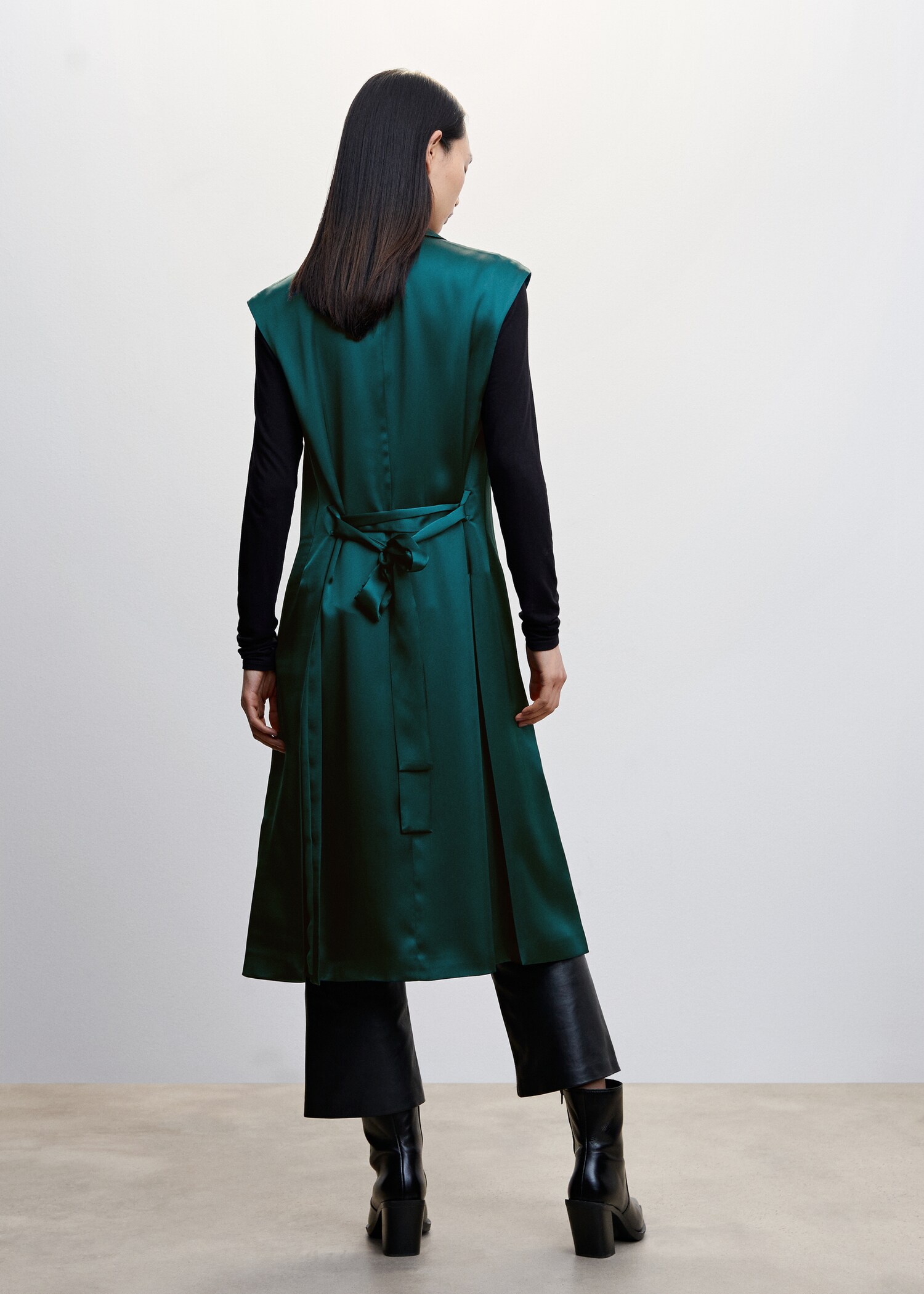 Satin waistcoat with belt - Reverse of the article