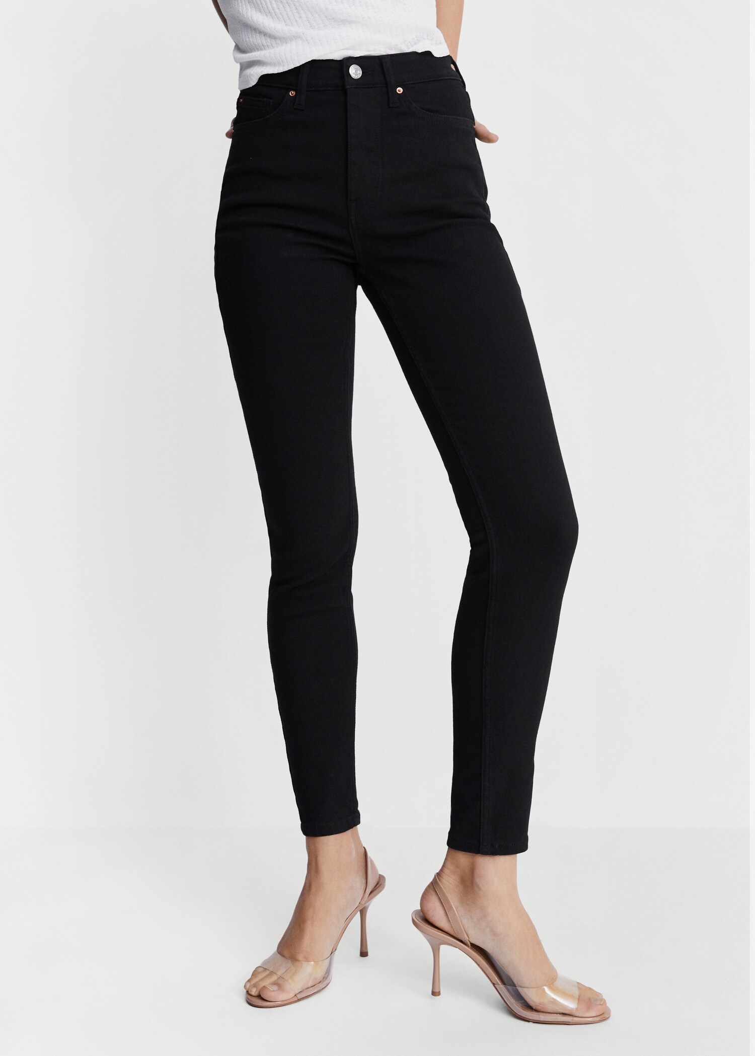 Jeans skinny tiro alto  - Plano medio