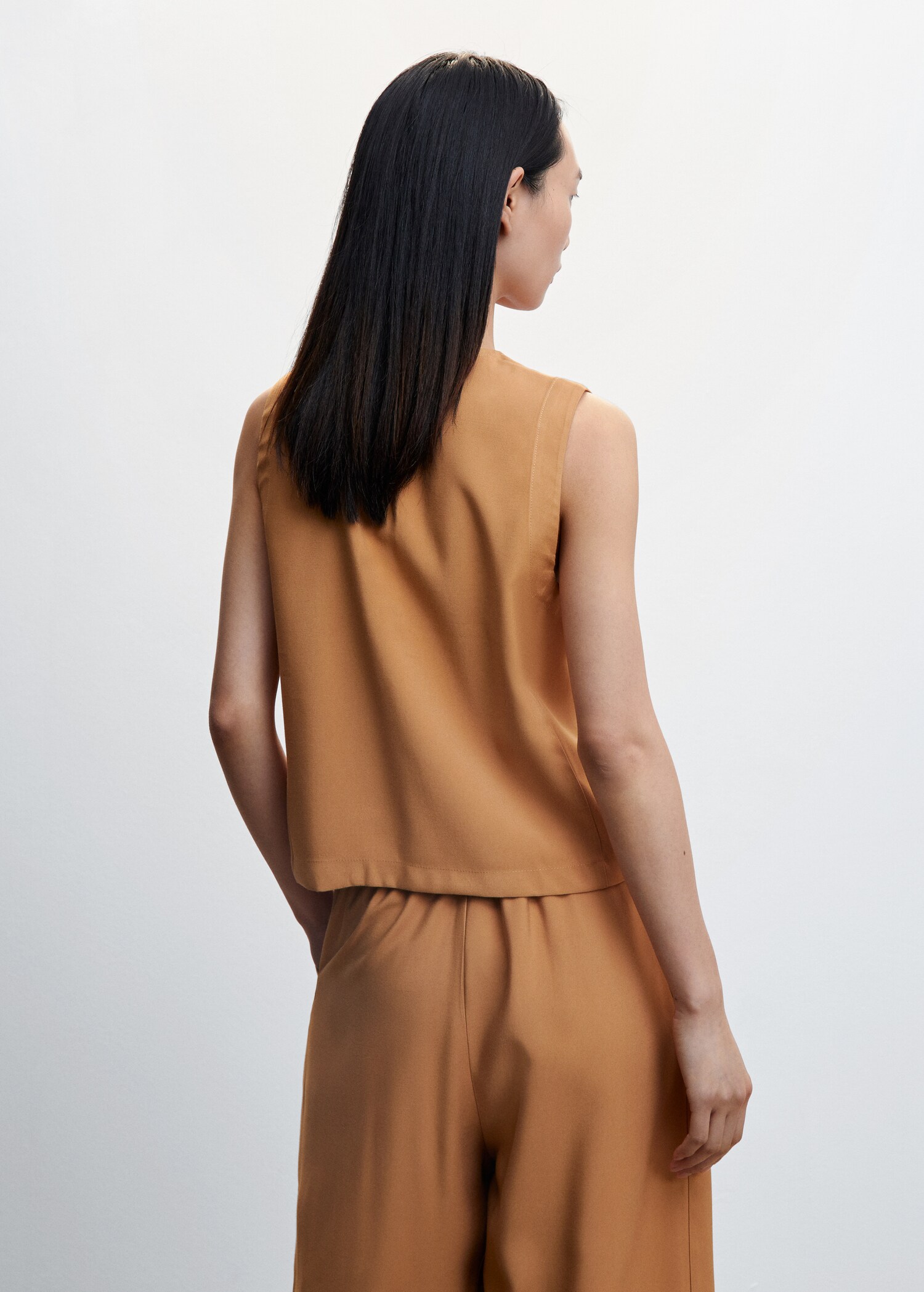 V-back blouse - Reverse of the article