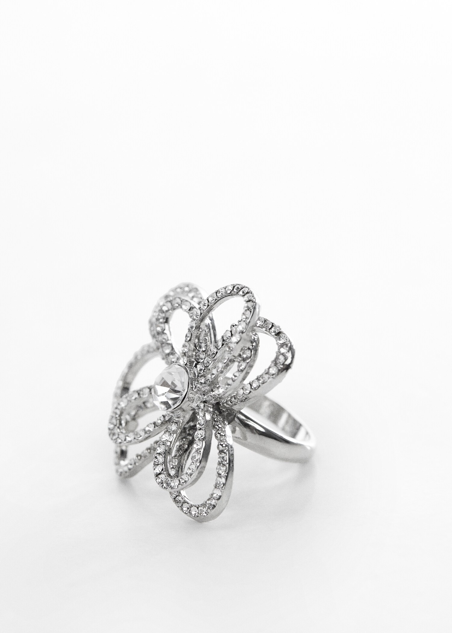 Ring med glassperler og blomst - Halvtotal bildeutsnitt