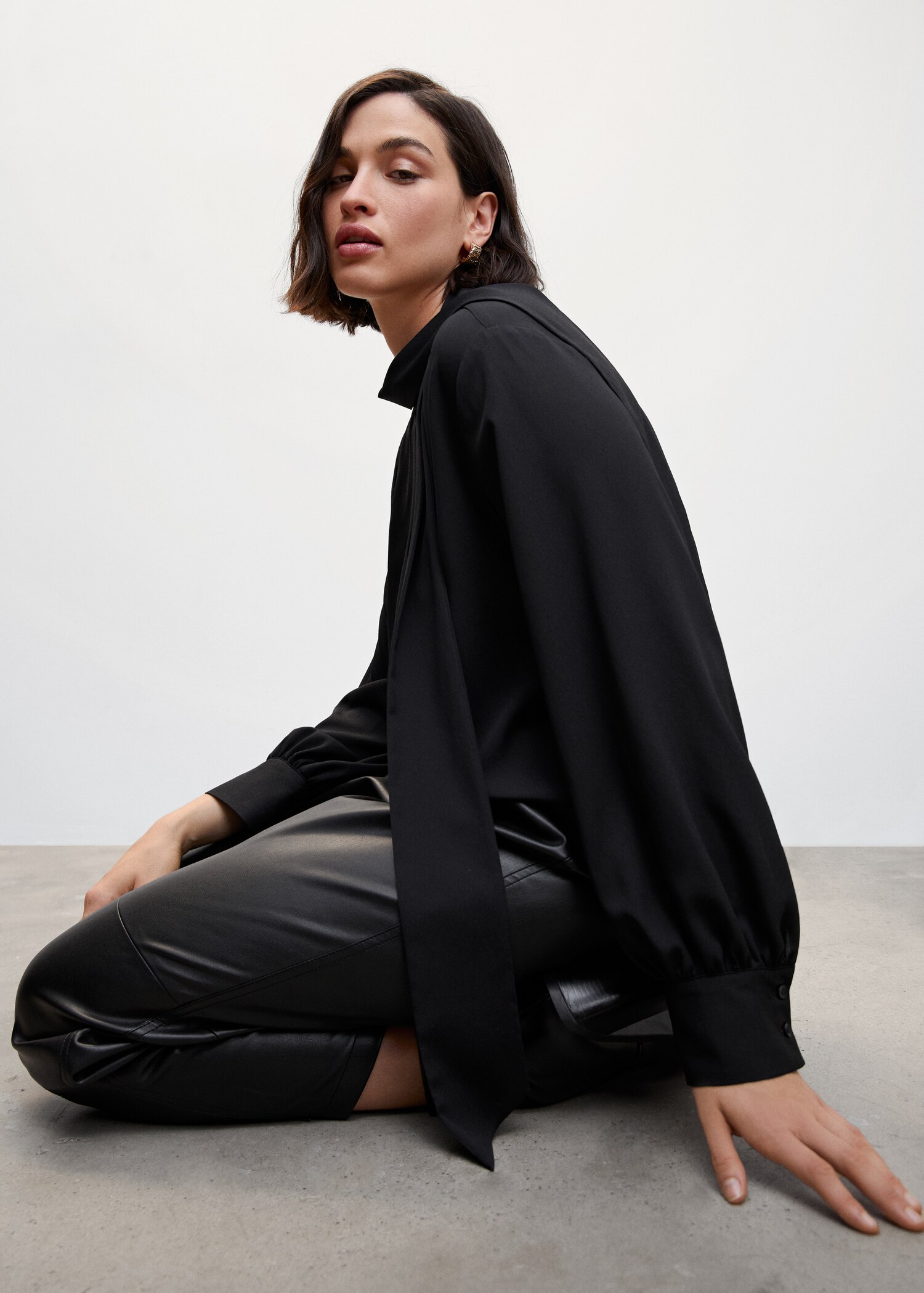 Fließende Bluse mit Schleife - Detail des Artikels 4