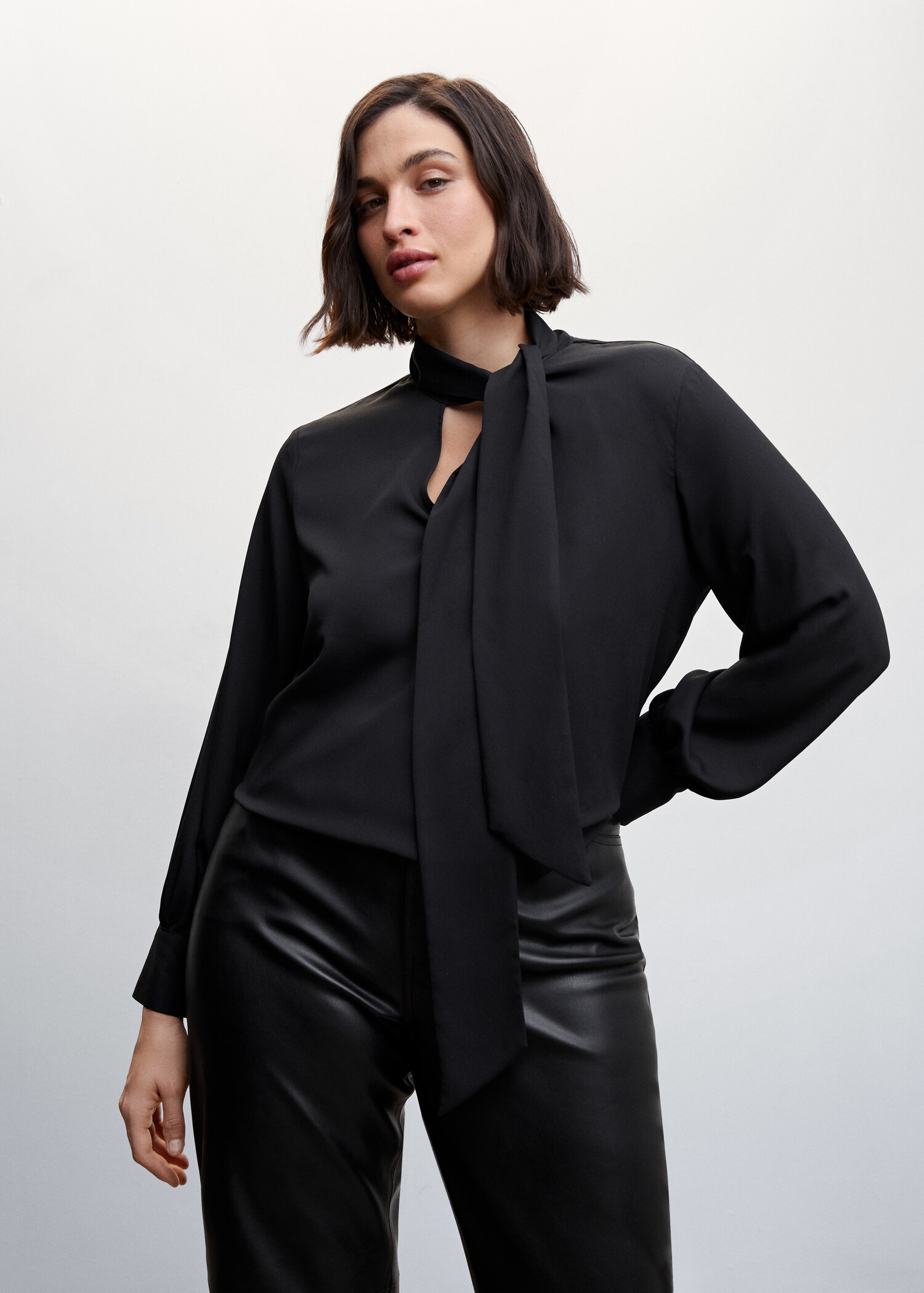 Fließende Bluse mit Schleife - Detail des Artikels 5