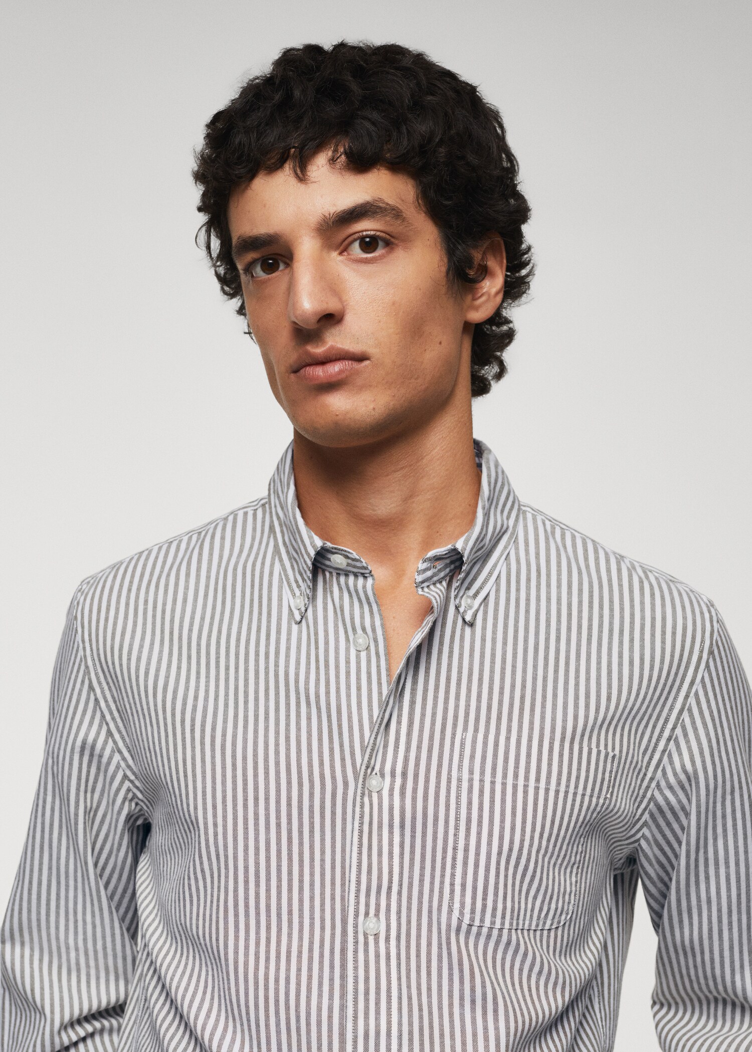 Camisa regular fit de algodão às riscas - Pormenor do artigo 1