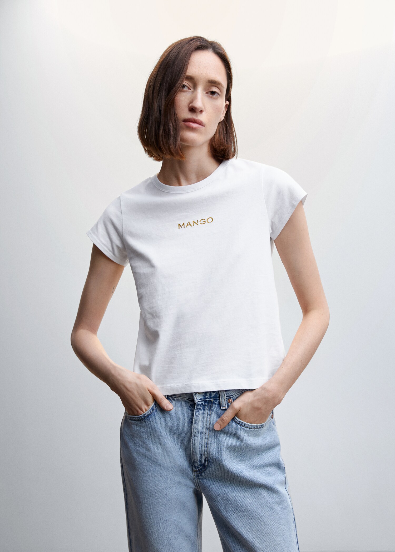 Camiseta logo metalizado - Plano medio