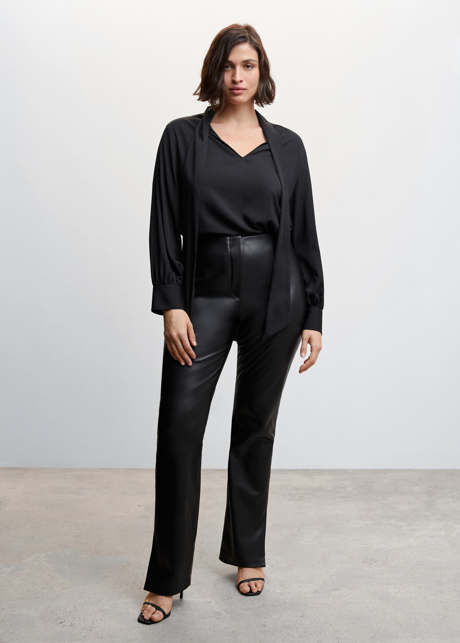 Faux-leather trousers - Details of the article 3