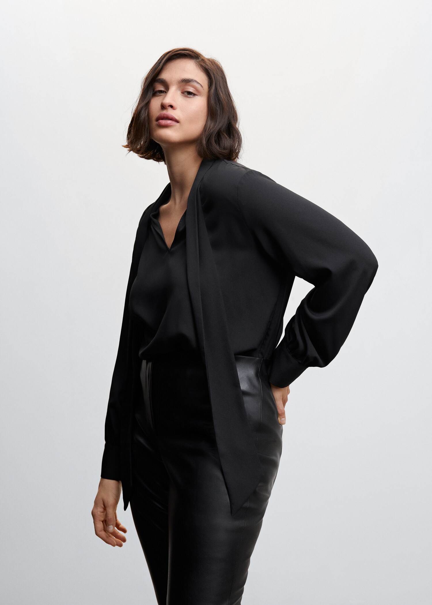 Faux-leather trousers - Details of the article 5