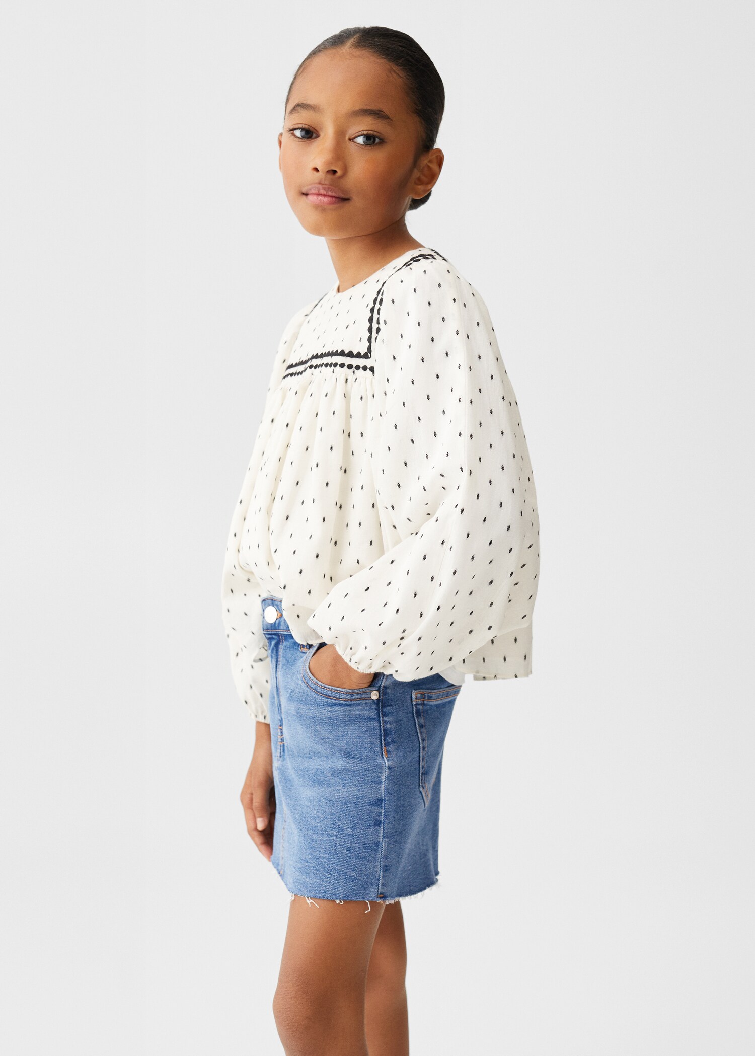 Short denim skirt - Середній план