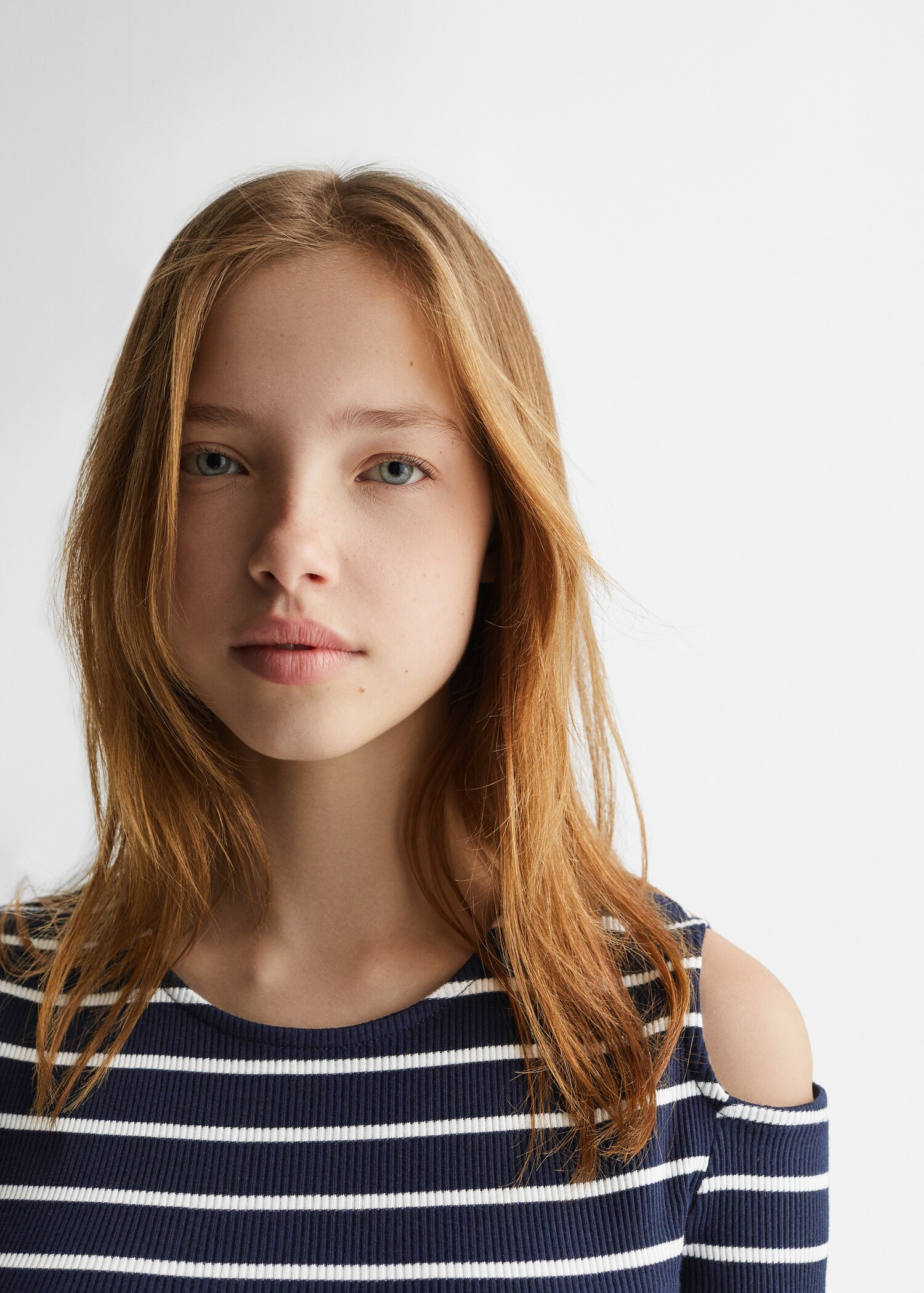 Cotton t-shirt with shoulder opening  - Details of the article 1