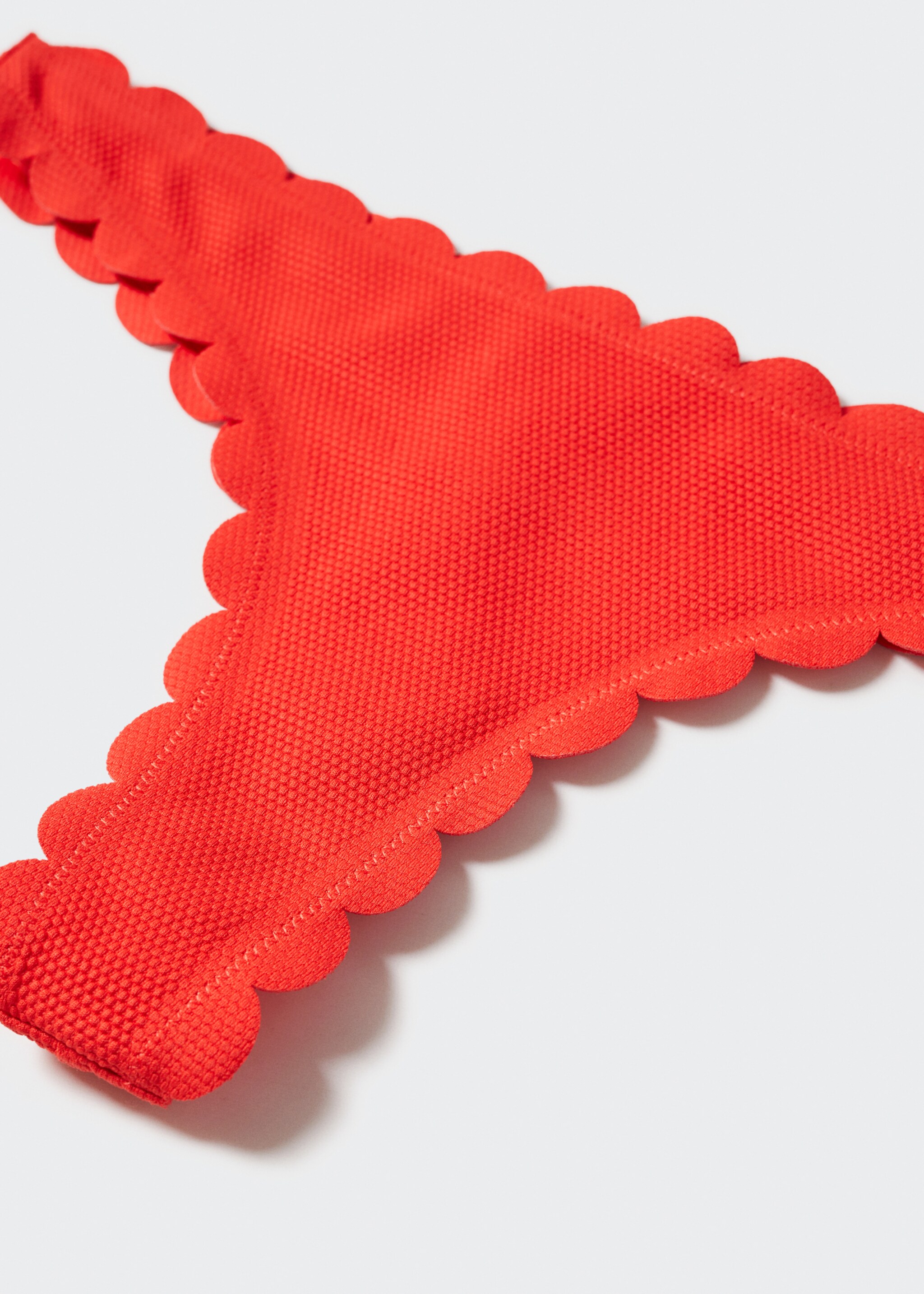Brazilian bikini bottom with scallops - Details of the article 8, Red. Ref: 47014007-00.