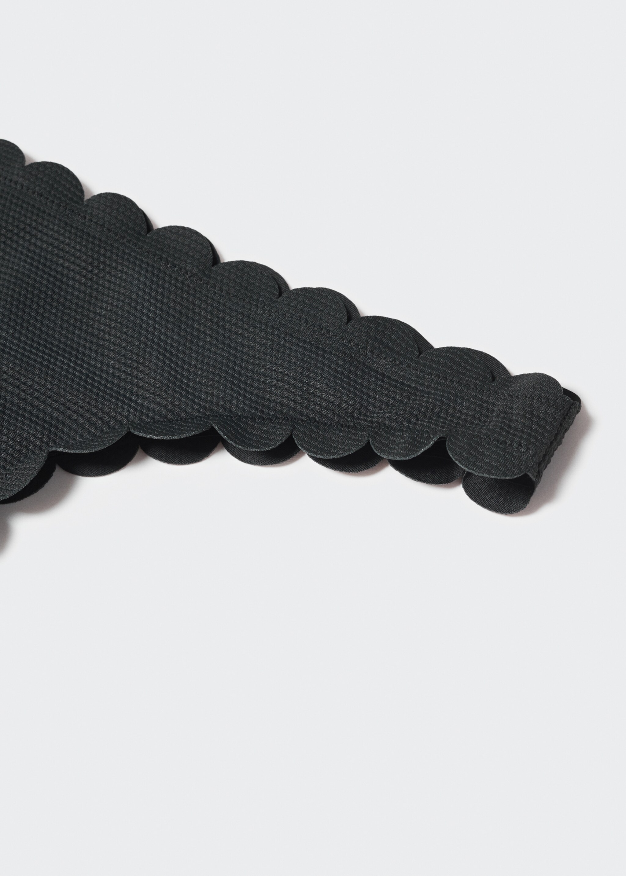 Brazilian bikini bottom with scallops - Details of the article 8, Black. Ref: 47014007-00.