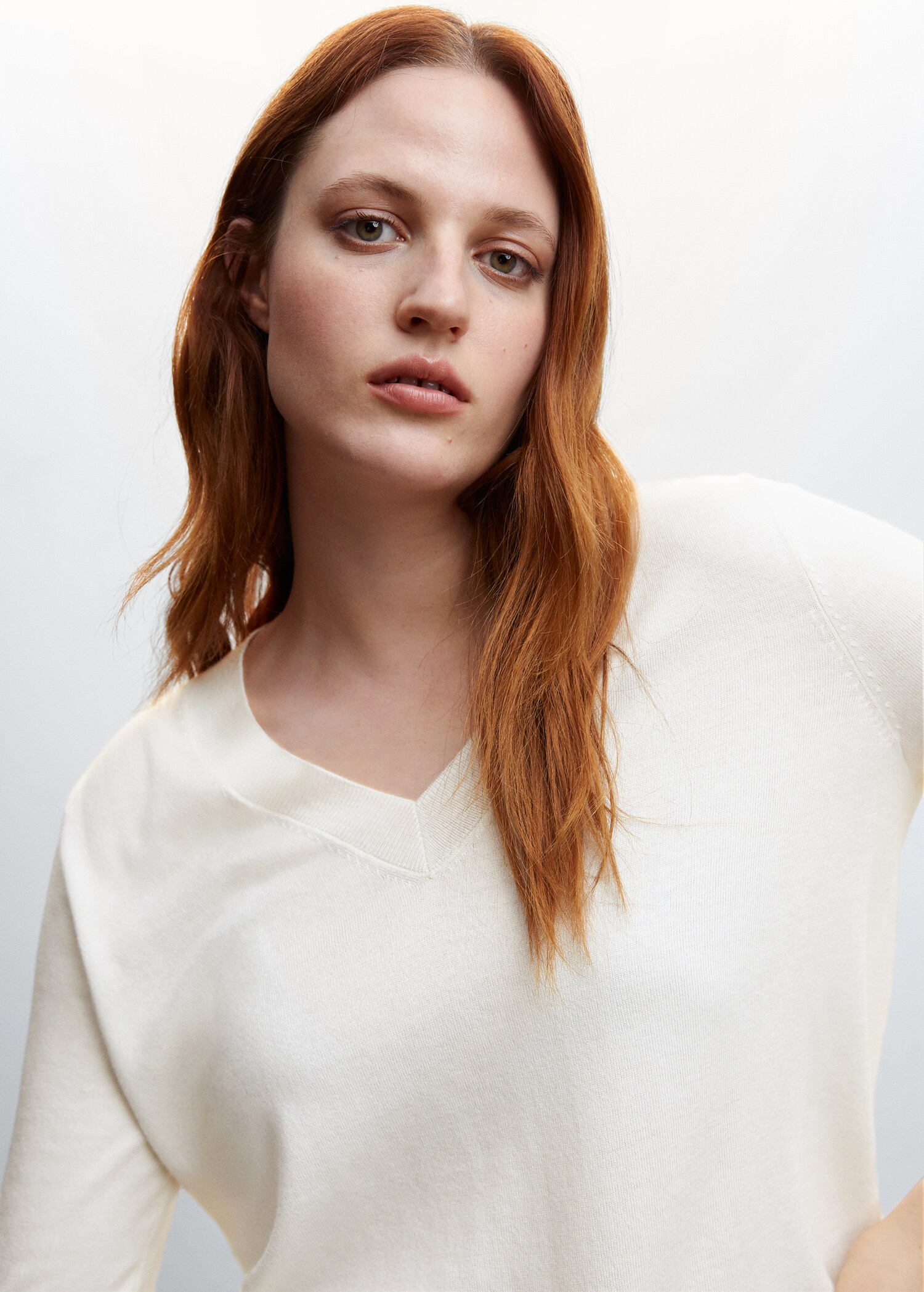 Fine-knit V-neck sweater - Details of the article 1