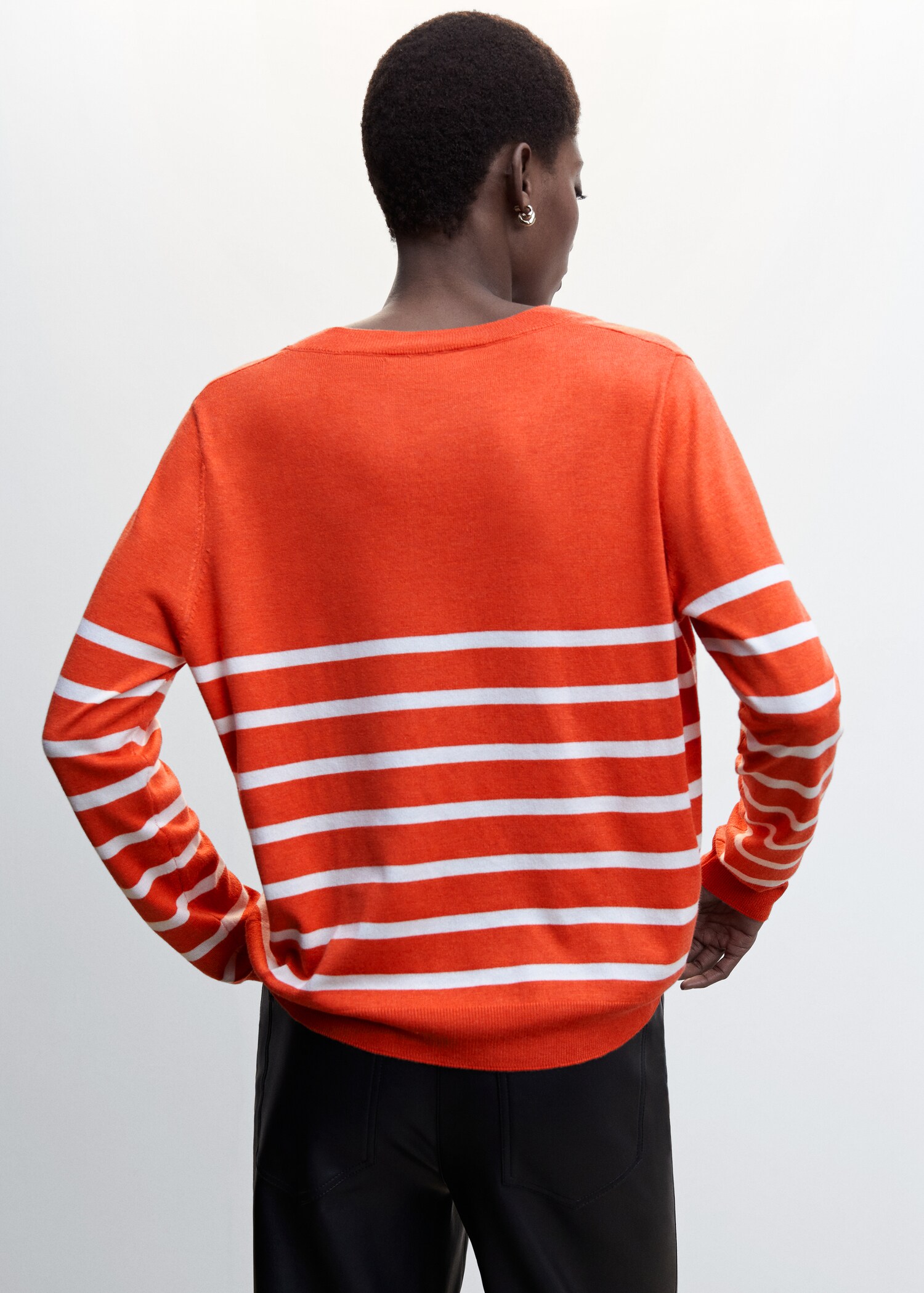 Fine-knit V-neck sweater - Reverse of the article