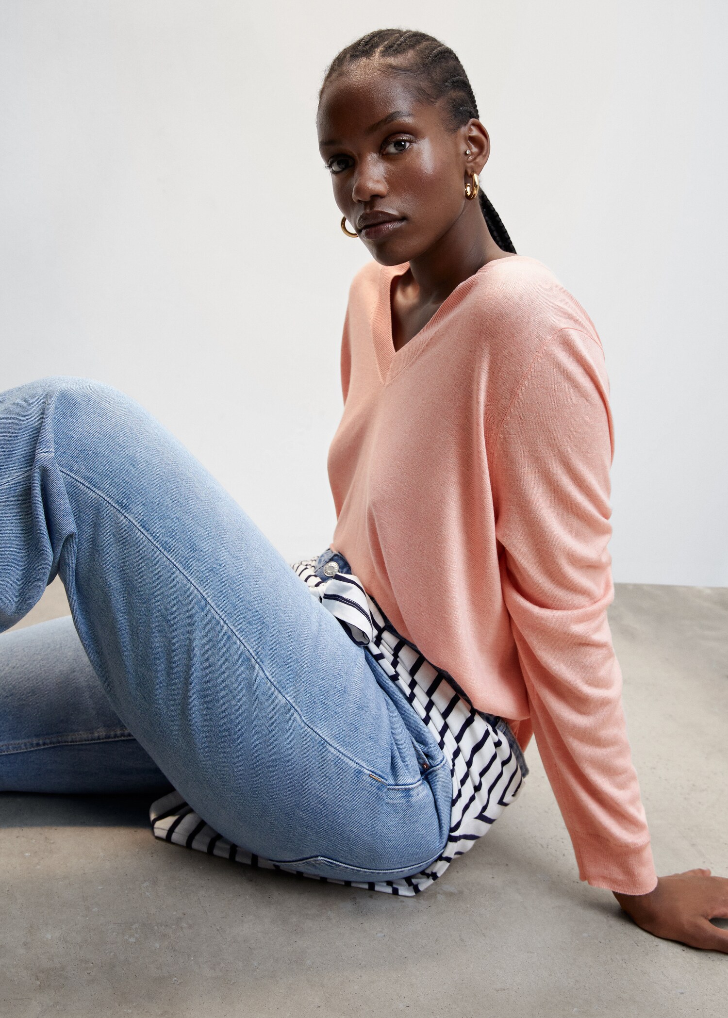 Fine-knit V-neck sweater - Details of the article 5